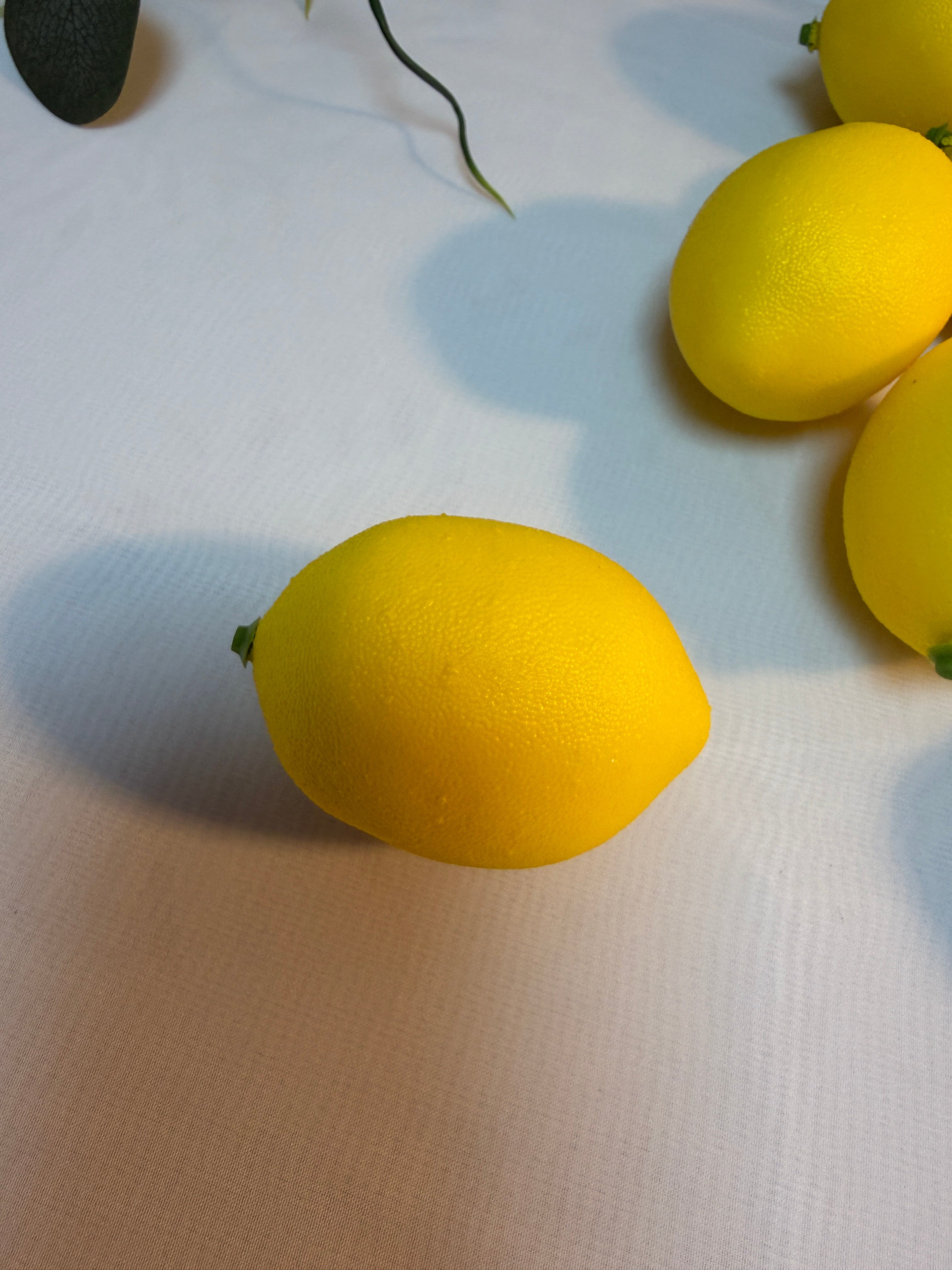 Lămâi decorative din plastic galben – dimensiune 7 × 5,5 cm 20/set