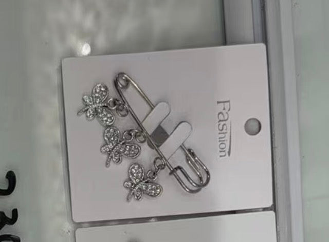 Broșe Tip Ac de Siguranță cu Trei Fluturi Agățați, 5 x 3 cm – Set 6 Bucăți