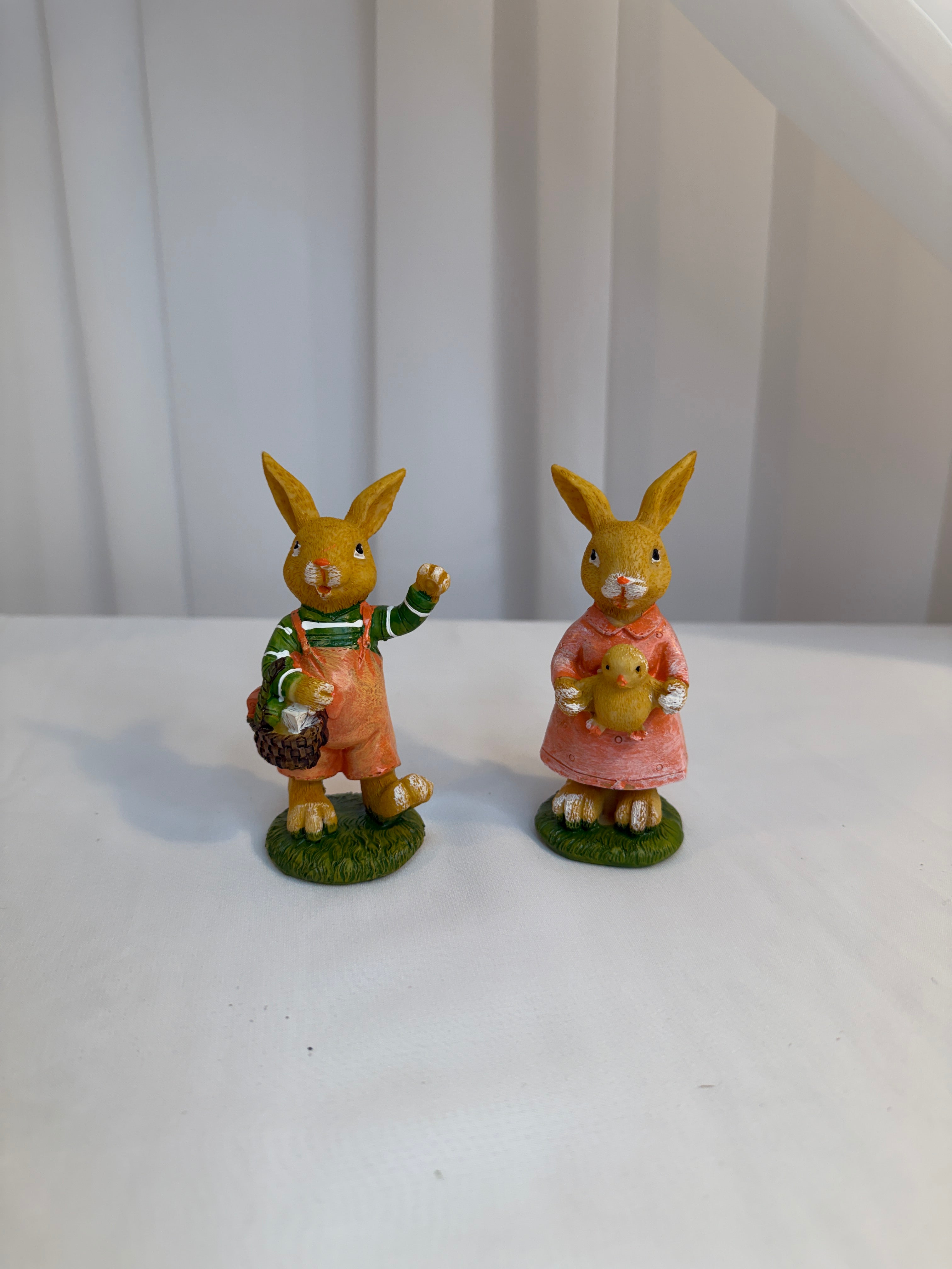 Decoratiune Paste Iepuri Cu Cos si Pui Rasina 2/set