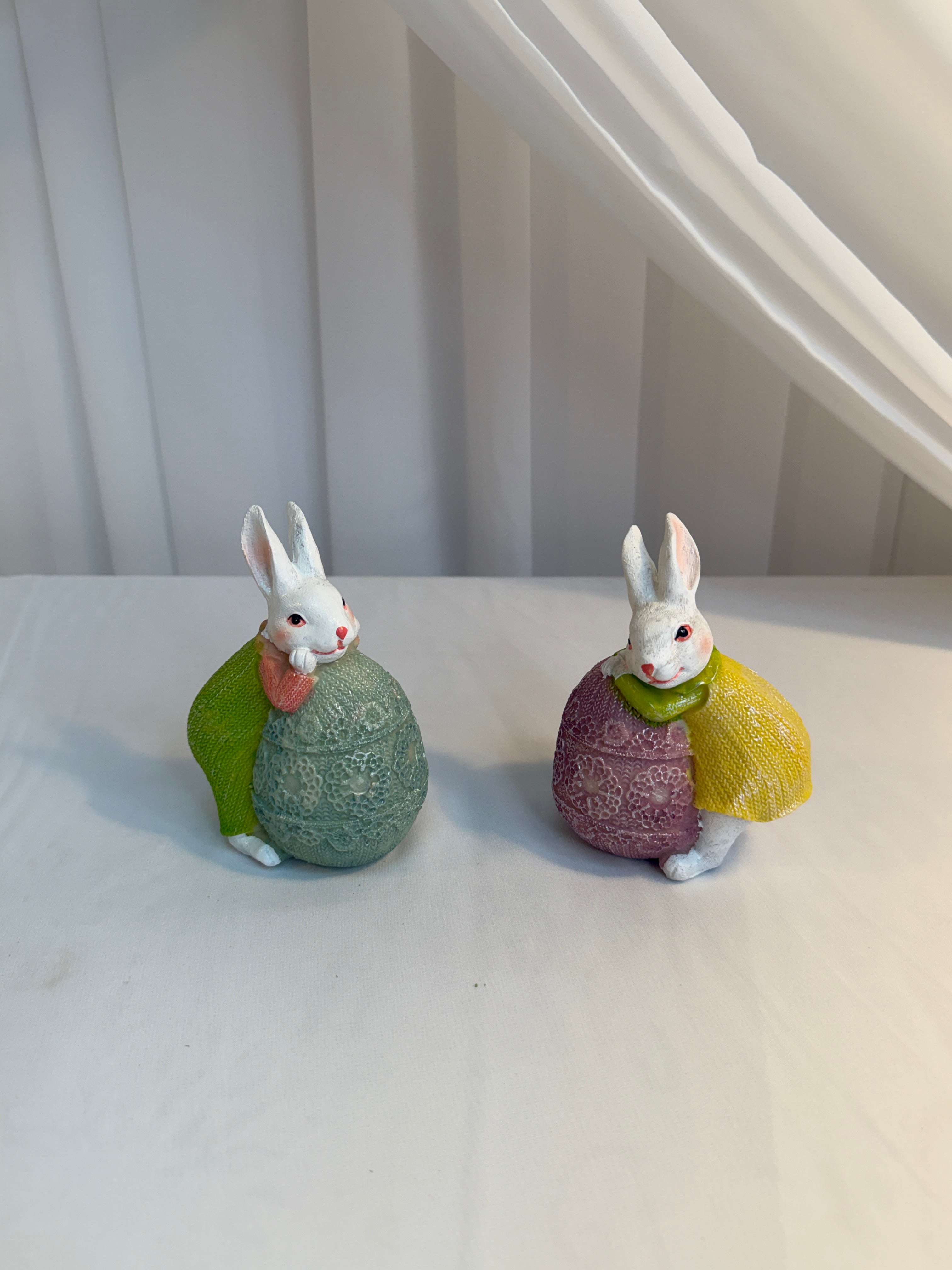 Decoratiune Paste Iepuri Langa Ou Imbracaminte Tricotat