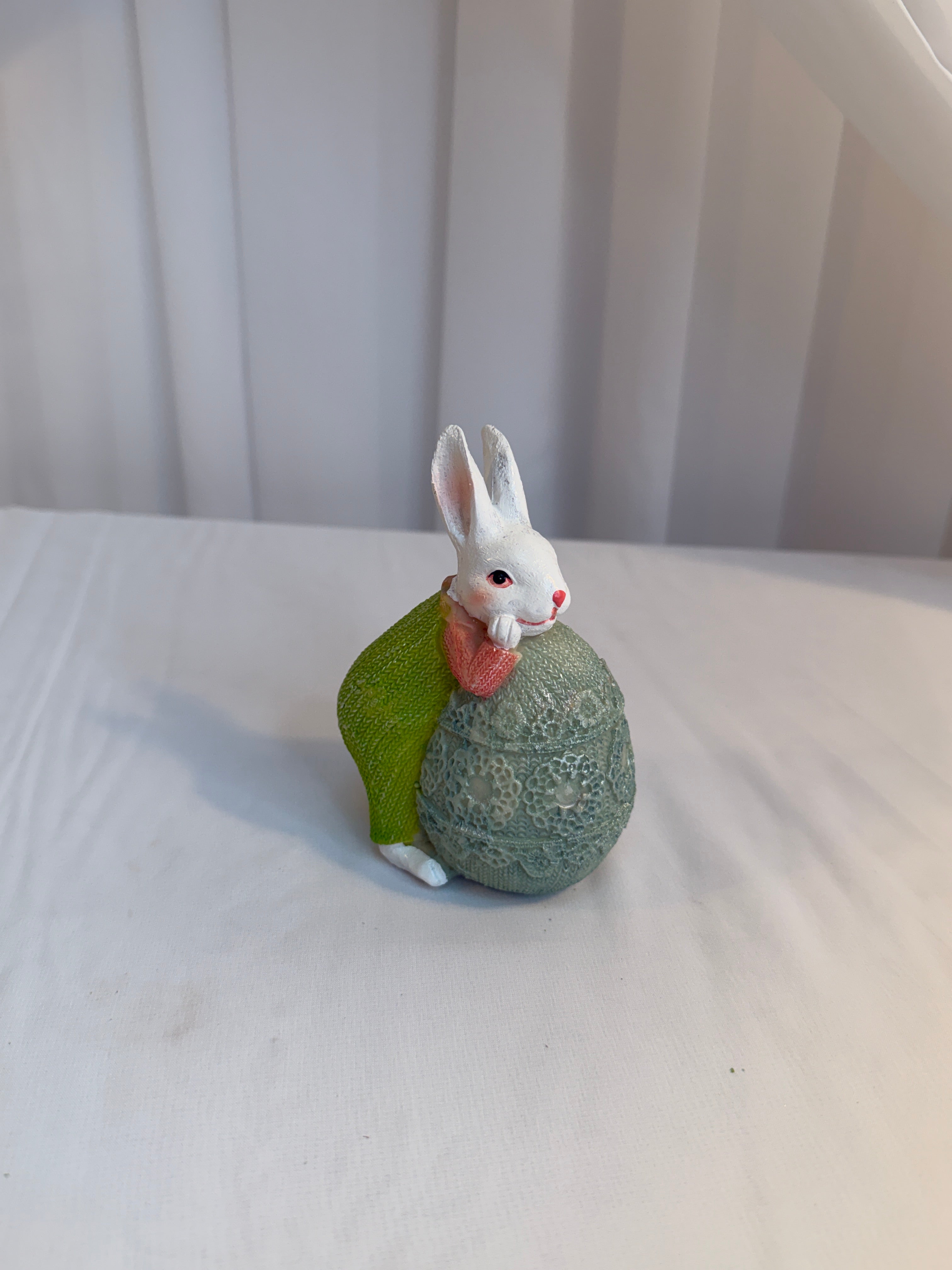 Decoratiune Paste Iepuri Langa Ou Imbracaminte Tricotat