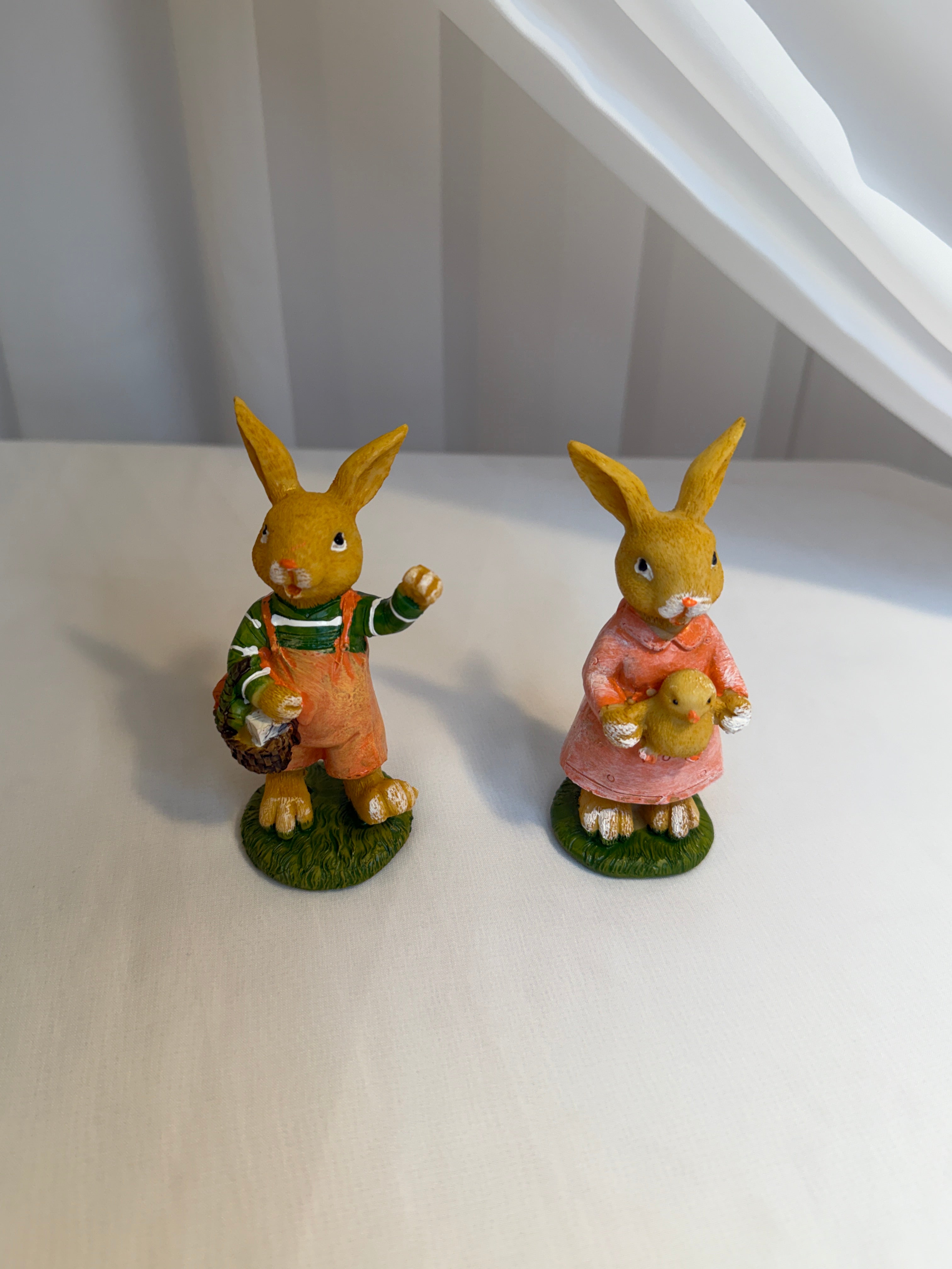 Decoratiune Paste Iepuri Cu Cos si Pui Rasina 2/set