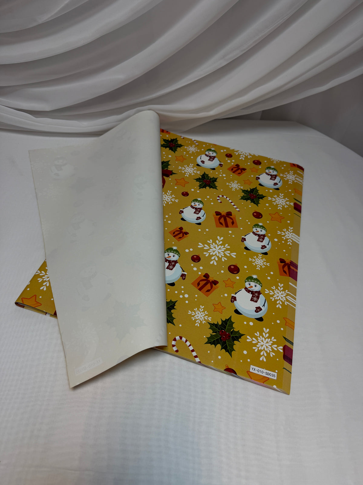 Hârtie de Ambalat Cadouri Crăciun, Coli 51 x 75 cm, 80 g, Set 50 Bucăți Bej Cu Omameni De Zapada