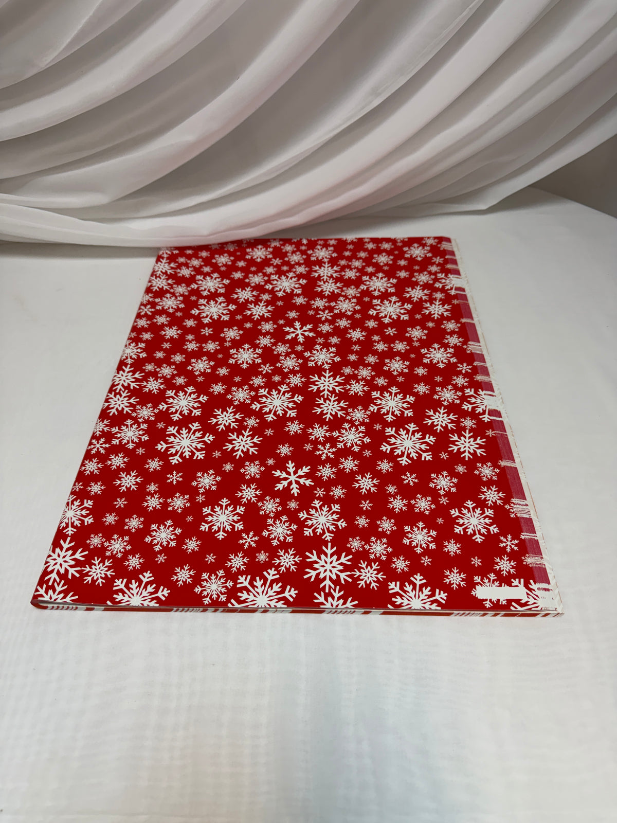 Hârtie de Ambalat Cadouri Crăciun, Coli 51 x 75 cm, 80 g, Set 50 Bucăți Rosu Cu Fulgi Albi