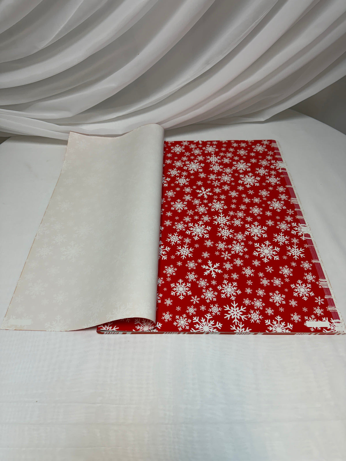 Hârtie de Ambalat Cadouri Crăciun, Coli 51 x 75 cm, 80 g, Set 50 Bucăți Rosu Cu Fulgi Albi