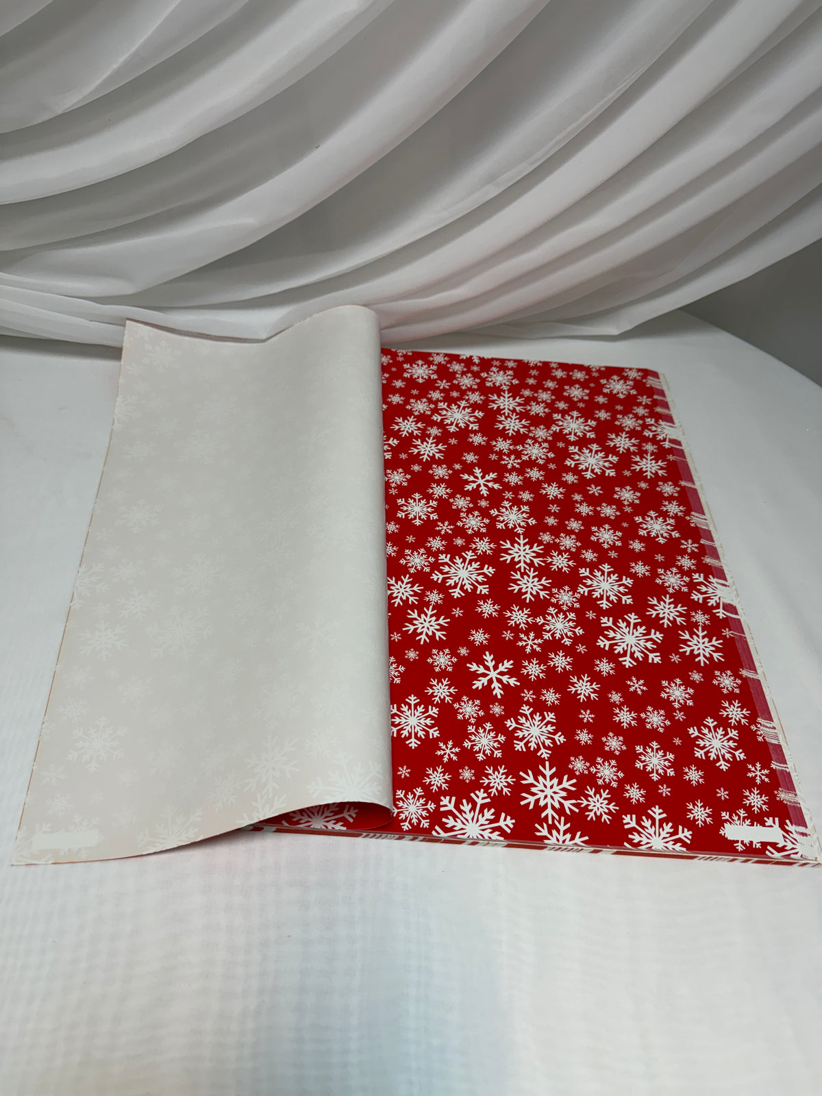 Hârtie de Ambalat Cadouri Crăciun, Coli 51 x 75 cm, 80 g, Set 50 Bucăți Rosu Cu Fulgi Albi