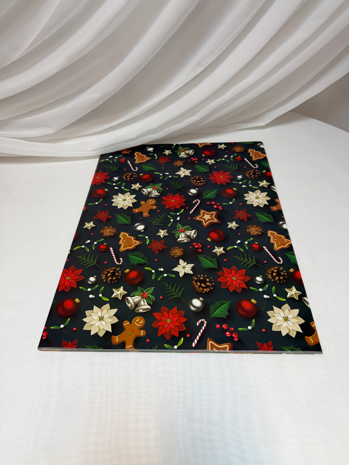 Hârtie de Ambalat Cadouri Crăciun, Coli 51 x 75 cm, 80 g, Set 50 Bucăți Negru Floarea Craciunului, Acadele