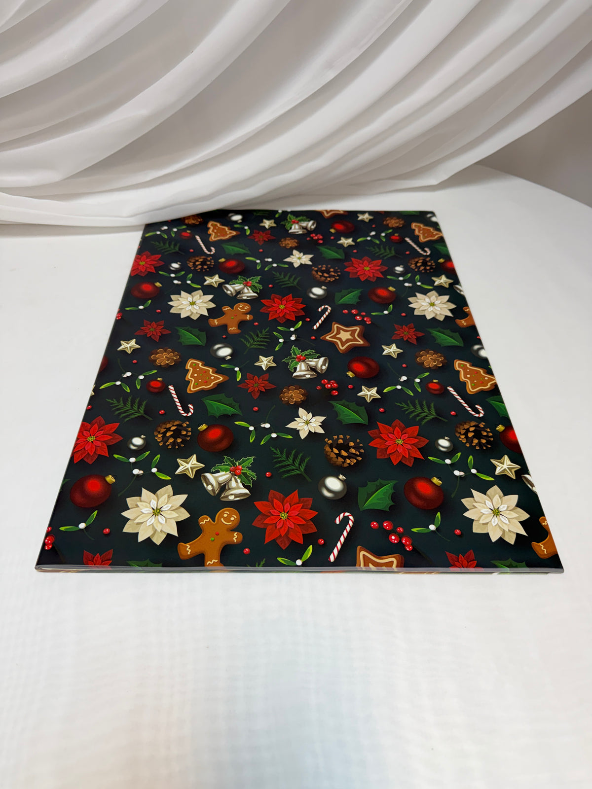 Hârtie de Ambalat Cadouri Crăciun, Coli 51 x 75 cm, 80 g, Set 50 Bucăți Negru Floarea Craciunului, Acadele