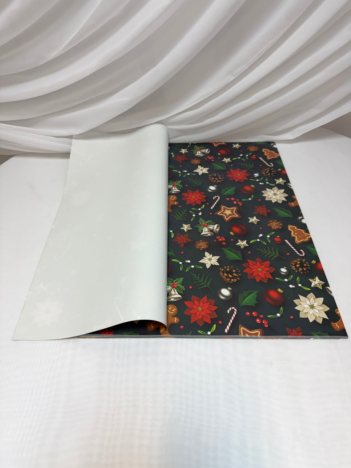 Hârtie de Ambalat Cadouri Crăciun, Coli 51 x 75 cm, 80 g, Set 50 Bucăți Negru Floarea Craciunului, Acadele