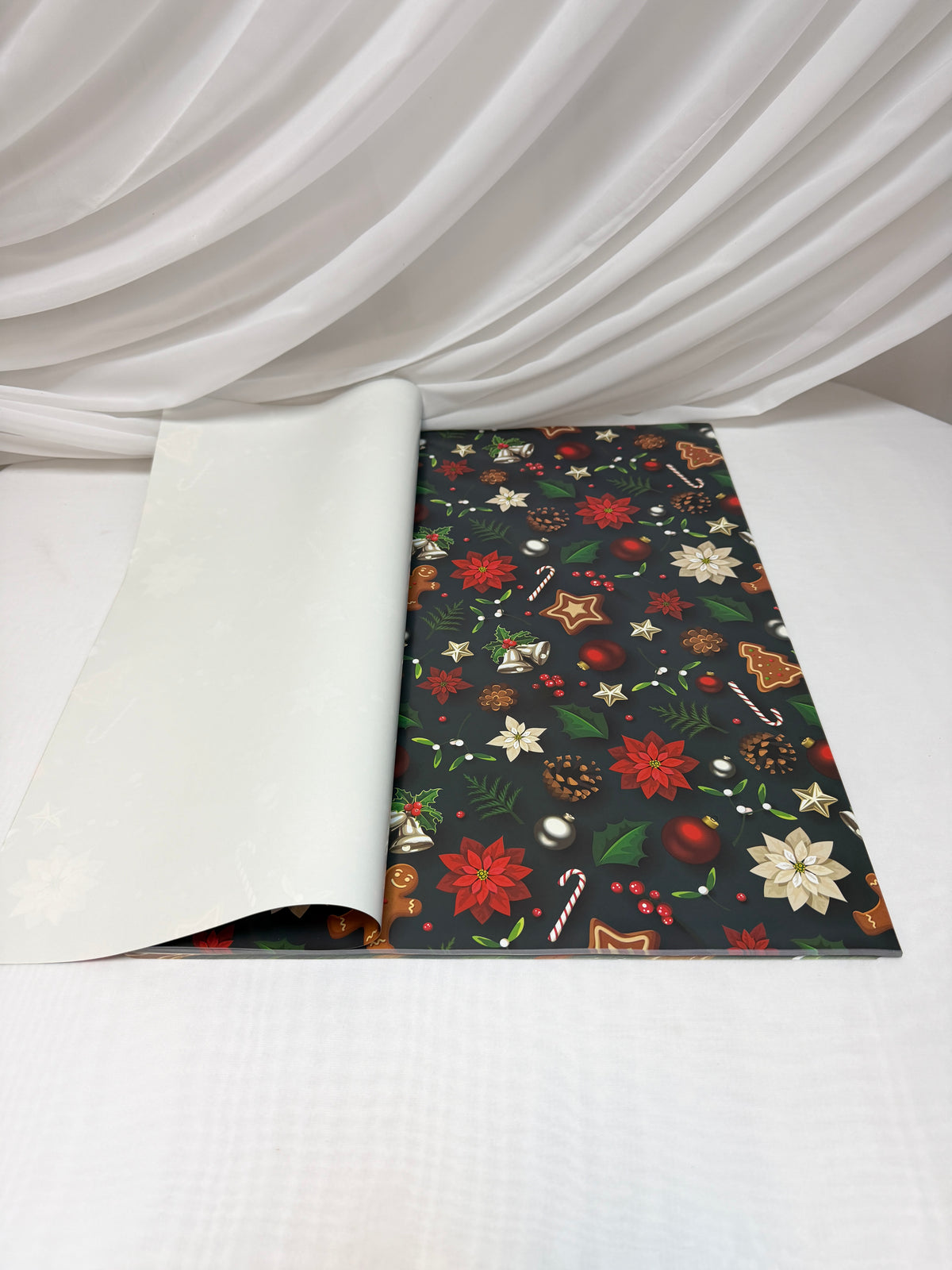 Hârtie de Ambalat Cadouri Crăciun, Coli 51 x 75 cm, 80 g, Set 50 Bucăți Negru Floarea Craciunului, Acadele
