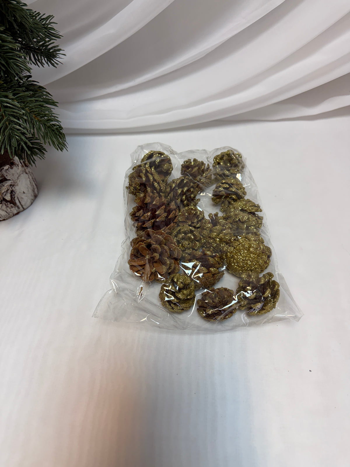 Conuri de Brad Decorative pentru Crăciun Sclipici Auriu, 3–4 cm, Pungă 250 g