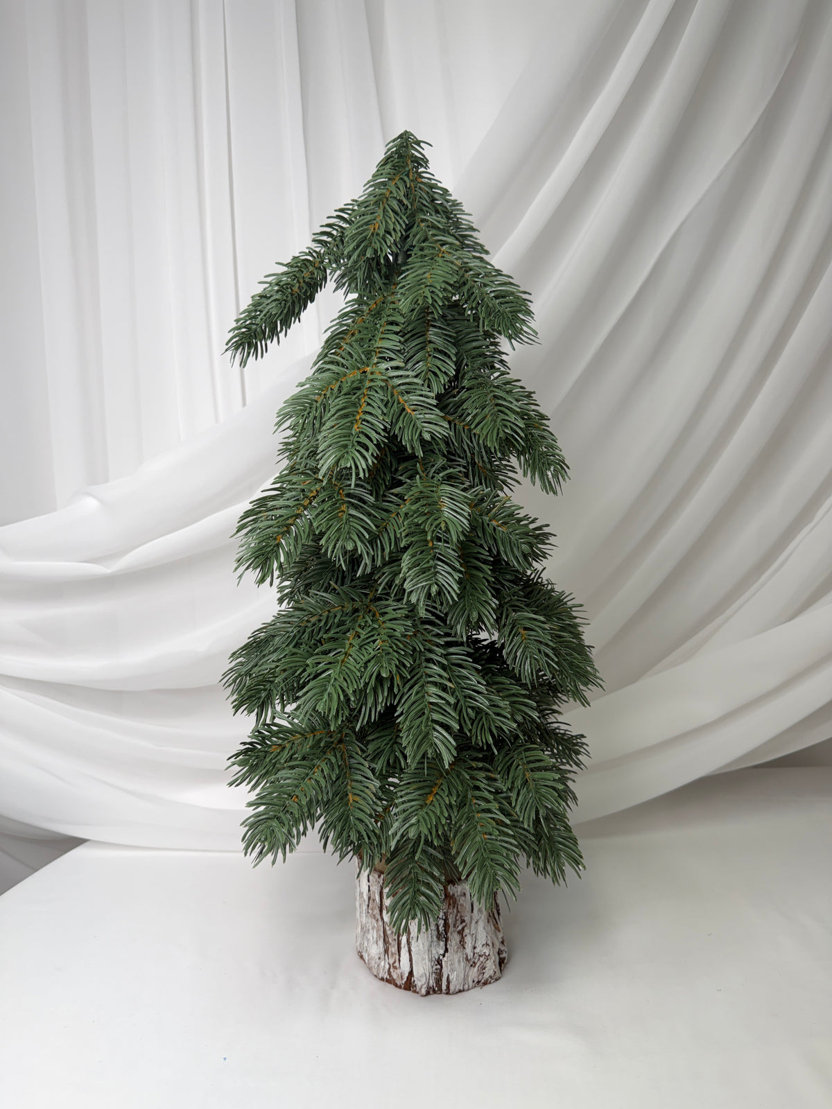 Brad Artificial Verde 55 cm, cu Suport Rustic din Lemn – Decorațiune Crăciun