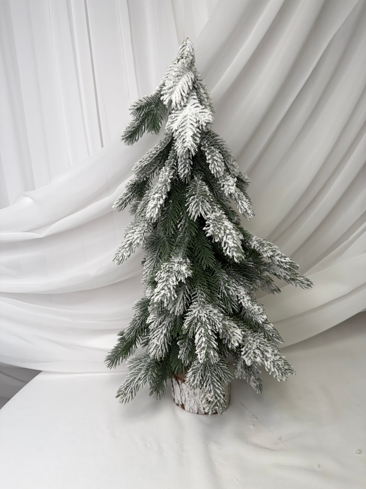 Brad Artificial Nins 55 cm, cu Suport Rustic din Lemn – Decorațiune Crăciun