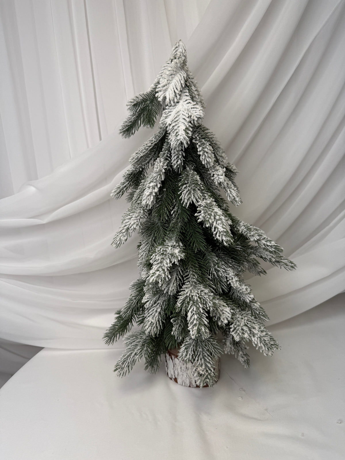 Brad Artificial Nins 55 cm, cu Suport Rustic din Lemn – Decorațiune Crăciun
