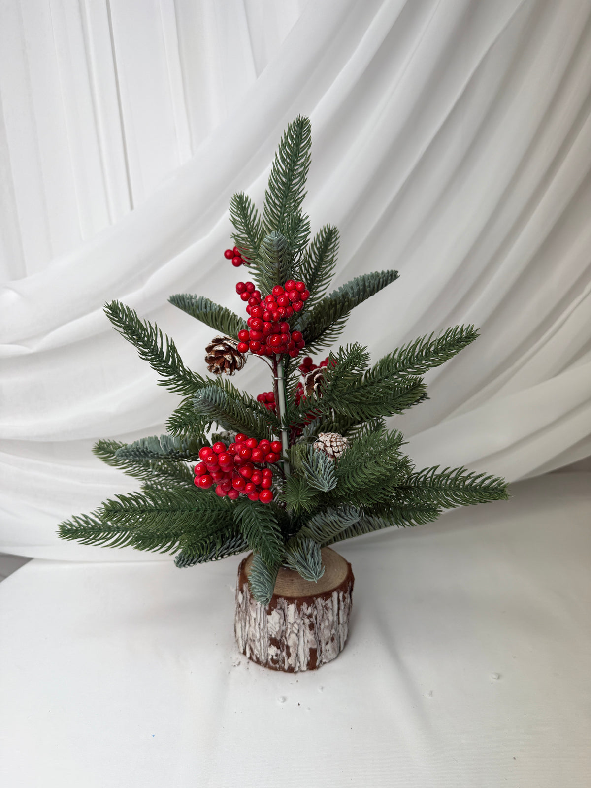 Brad Artificial Brumat Împodobit cu Scorușe Roșii și Conuri, 45 cm – Decorațiune Crăciun