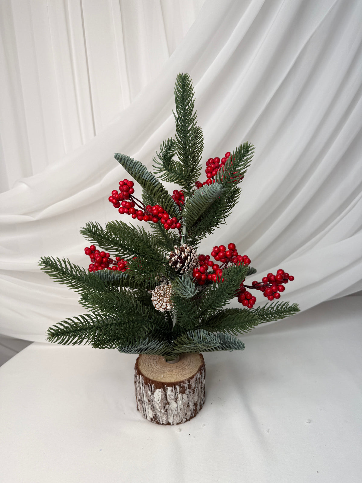 Brad Artificial Brumat Împodobit cu Scorușe Roșii și Conuri, 45 cm – Decorațiune Crăciun