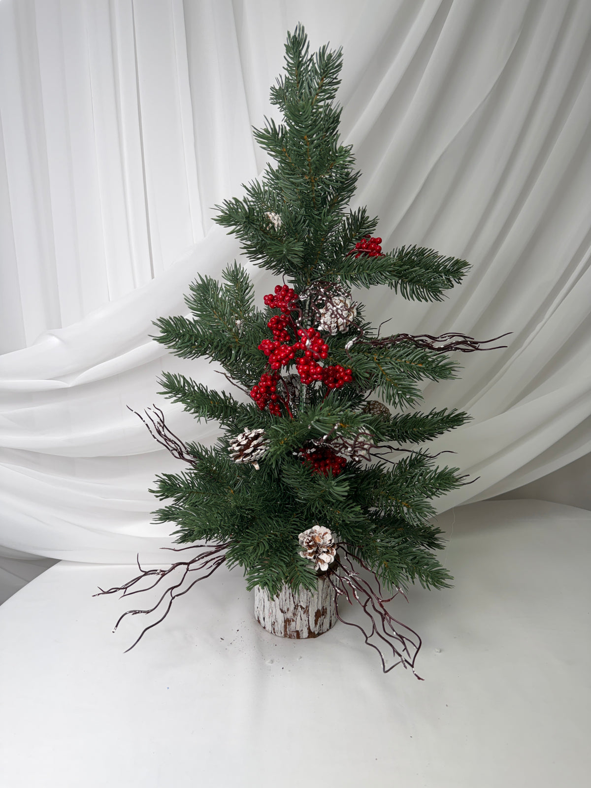 Brad Artificial Împodobit cu Scorușe Roșii, Crenguțe Maro și Conuri Ninse, 55 cm – Decorațiune Crăciun