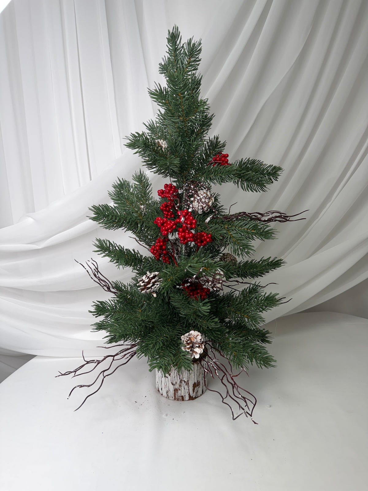 Brad Artificial Împodobit cu Scorușe Roșii, Crenguțe Maro și Conuri Ninse, 55 cm – Decorațiune Crăciun