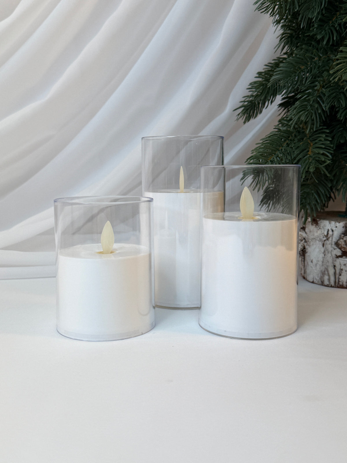 Lumânări LED din Plastic Alb cu Suport Transparent, Diametru 7,7 cm – 3 Înălțimi
