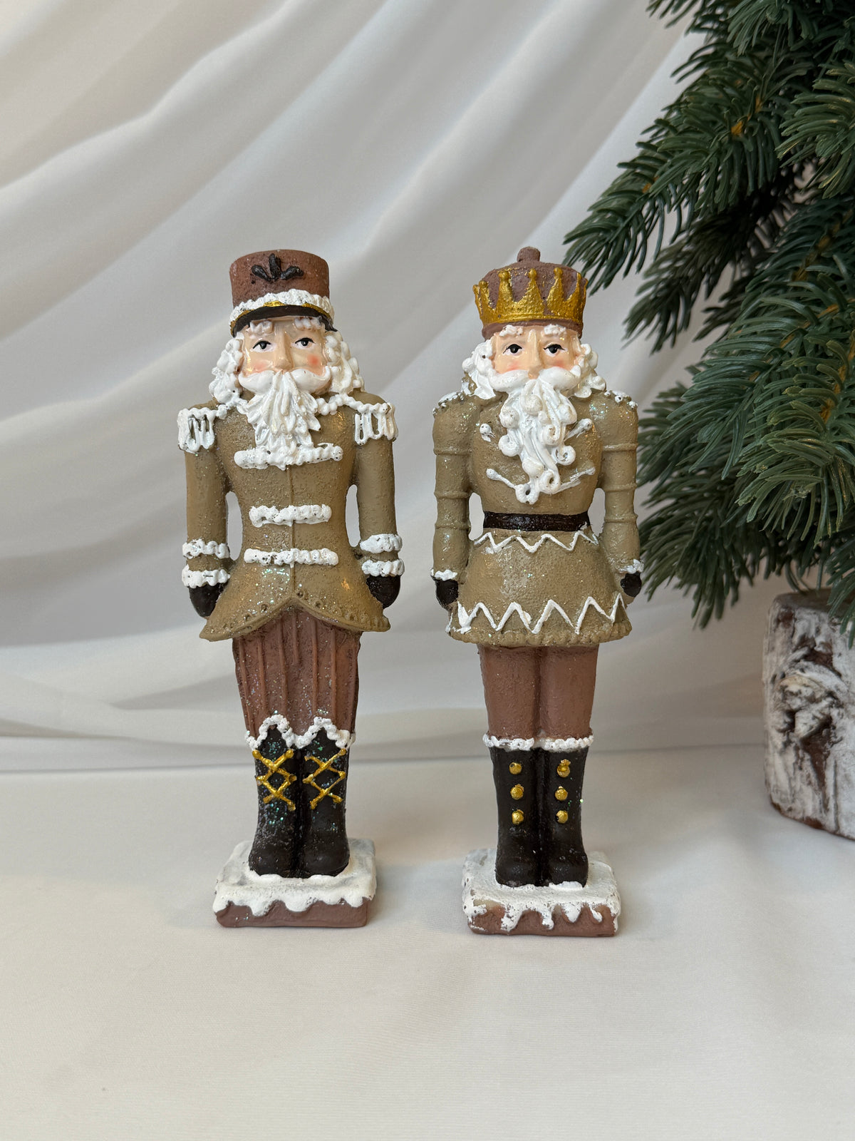 Spărgători de Nuci Decorativi de Crăciun din Rășină, 17,5 cm – Set 2 Bucăți