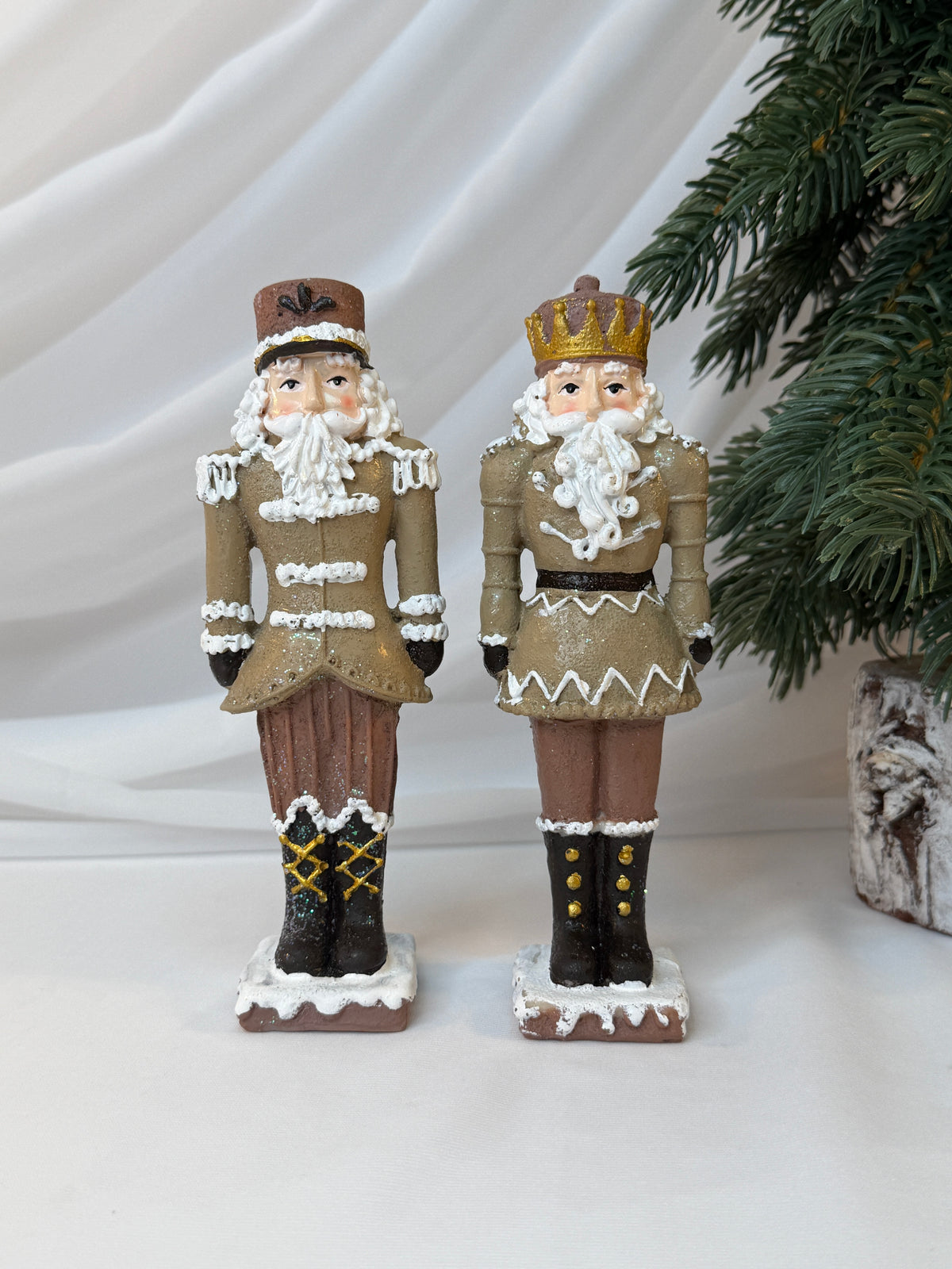 Spărgători de Nuci Decorativi de Crăciun din Rășină, 17,5 cm – Set 2 Bucăți