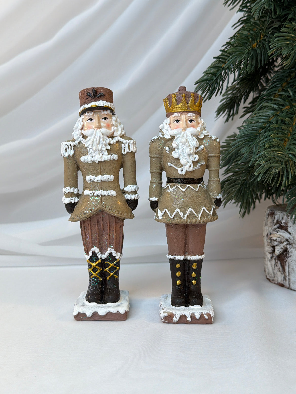 Spărgători de Nuci Decorativi de Crăciun din Rășină, 17,5 cm – Set 2 Bucăți