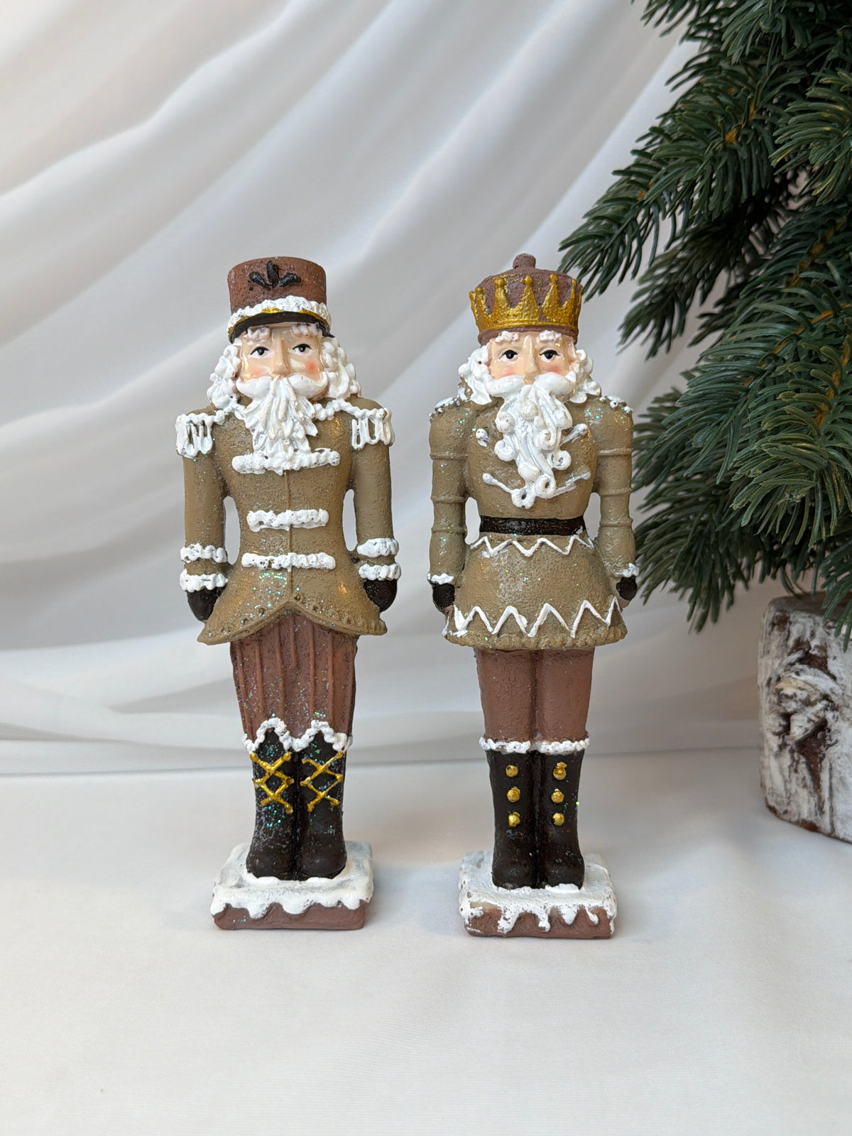 Spărgători de Nuci Decorativi de Crăciun din Rășină, 17,5 cm – Set 2 Bucăți