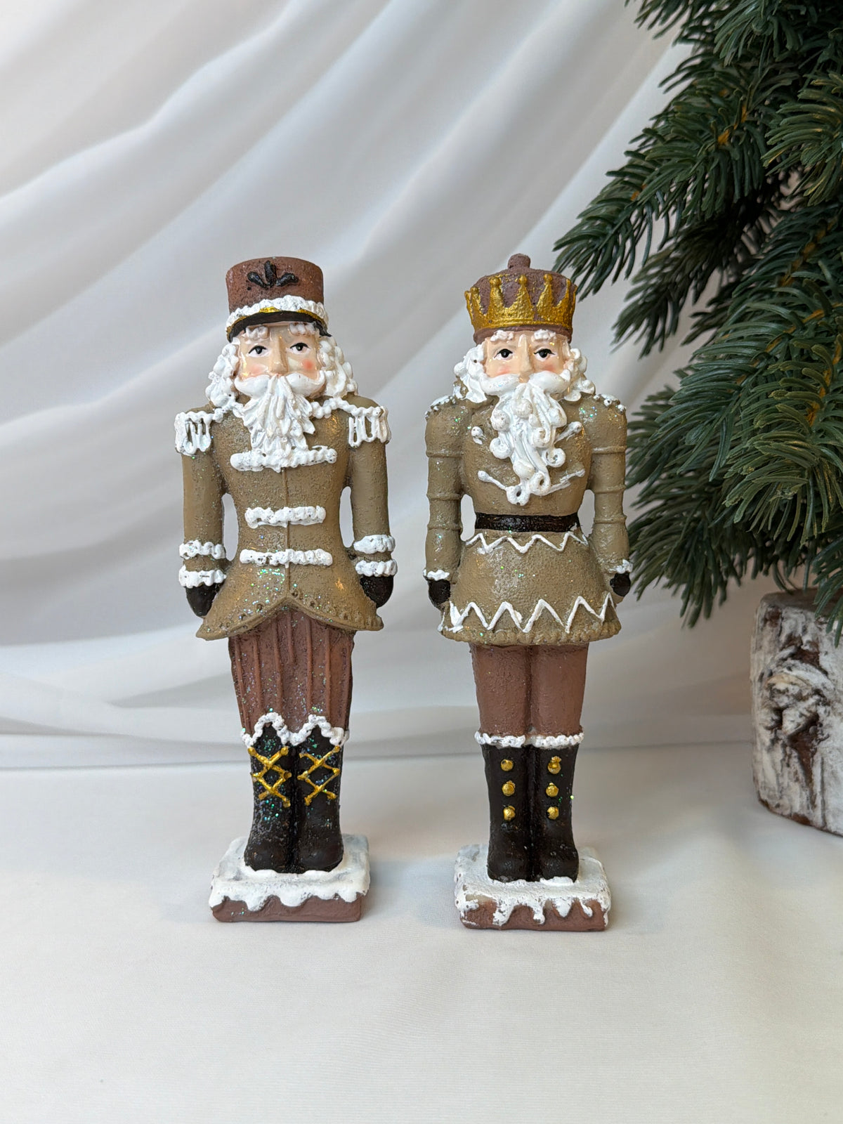 Spărgători de Nuci Decorativi de Crăciun din Rășină, 17,5 cm – Set 2 Bucăți