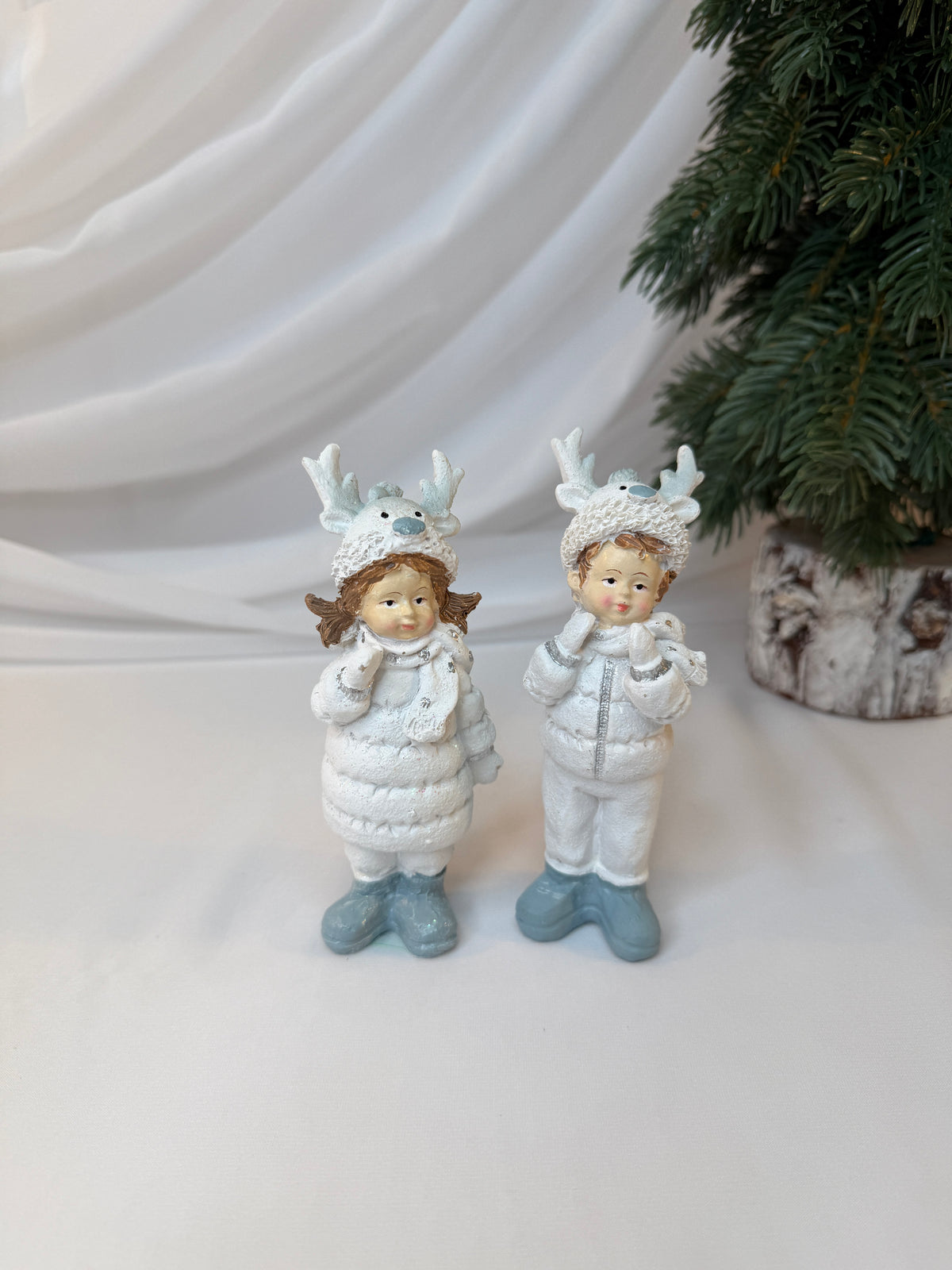 Copii Decorativi de Crăciun din Rășină cu Căciuli de Ren, 14 cm – Set 2 Bucăți
