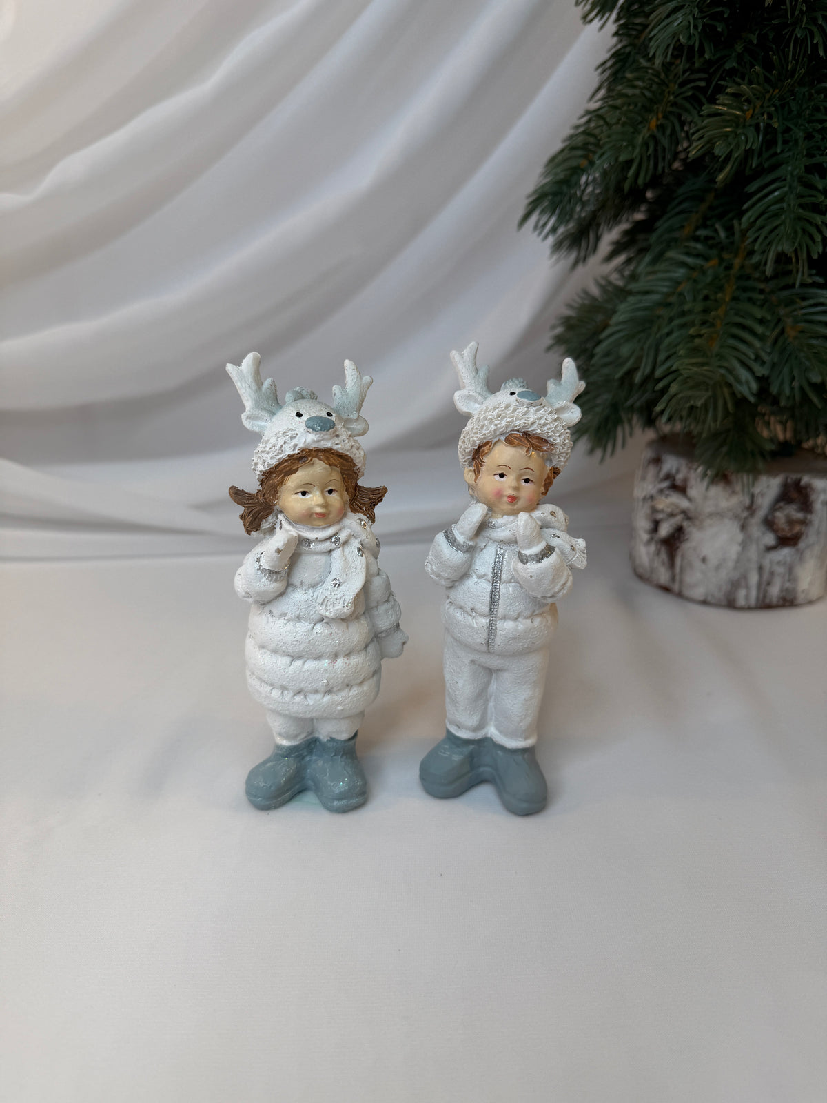 Copii Decorativi de Crăciun din Rășină cu Căciuli de Ren, 14 cm – Set 2 Bucăți