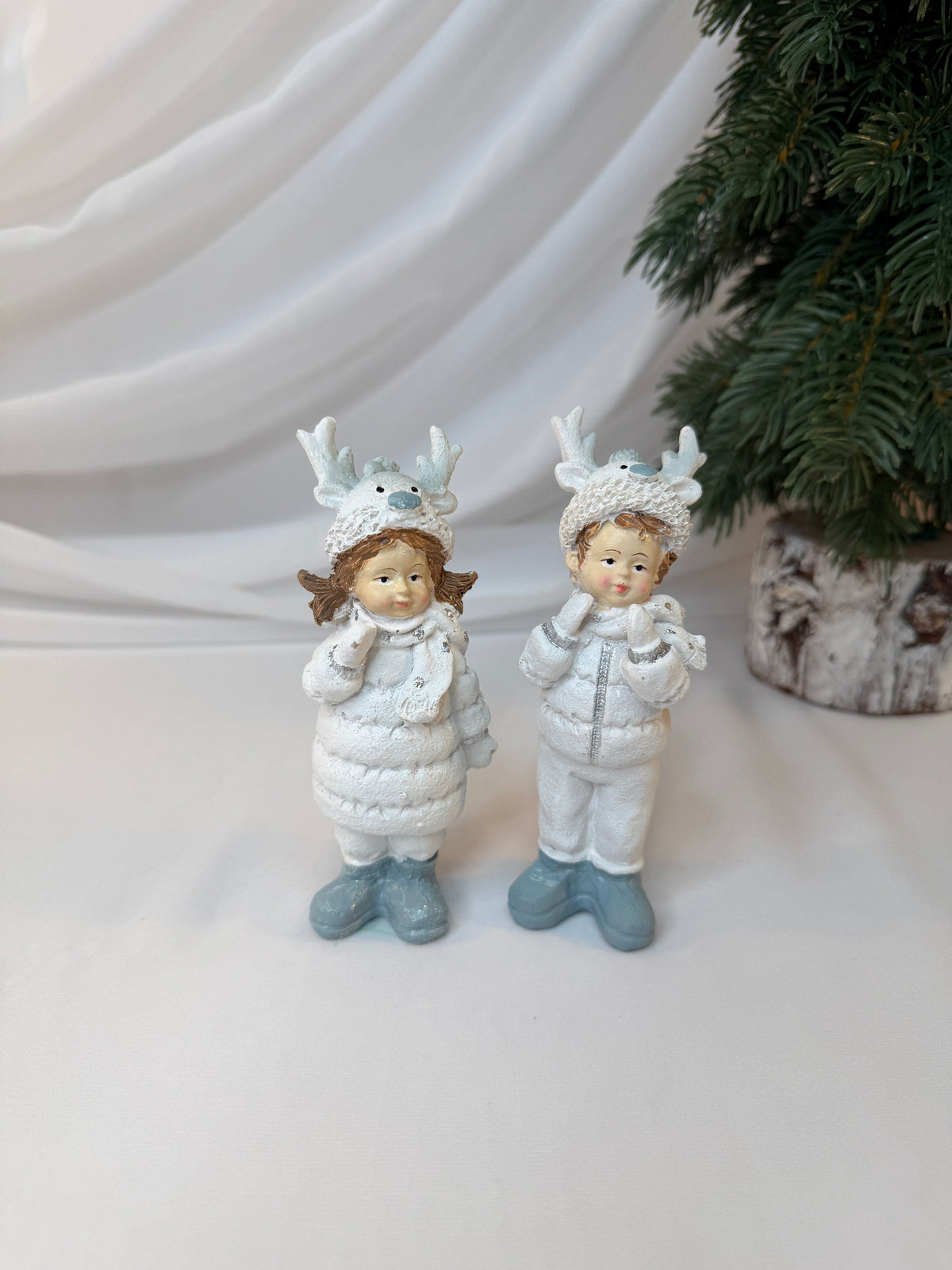 Copii Decorativi de Crăciun din Rășină cu Căciuli de Ren, 14 cm – Set 2 Bucăți