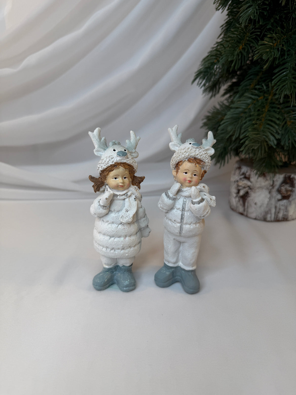 Copii Decorativi de Crăciun din Rășină cu Căciuli de Ren, 14 cm – Set 2 Bucăți