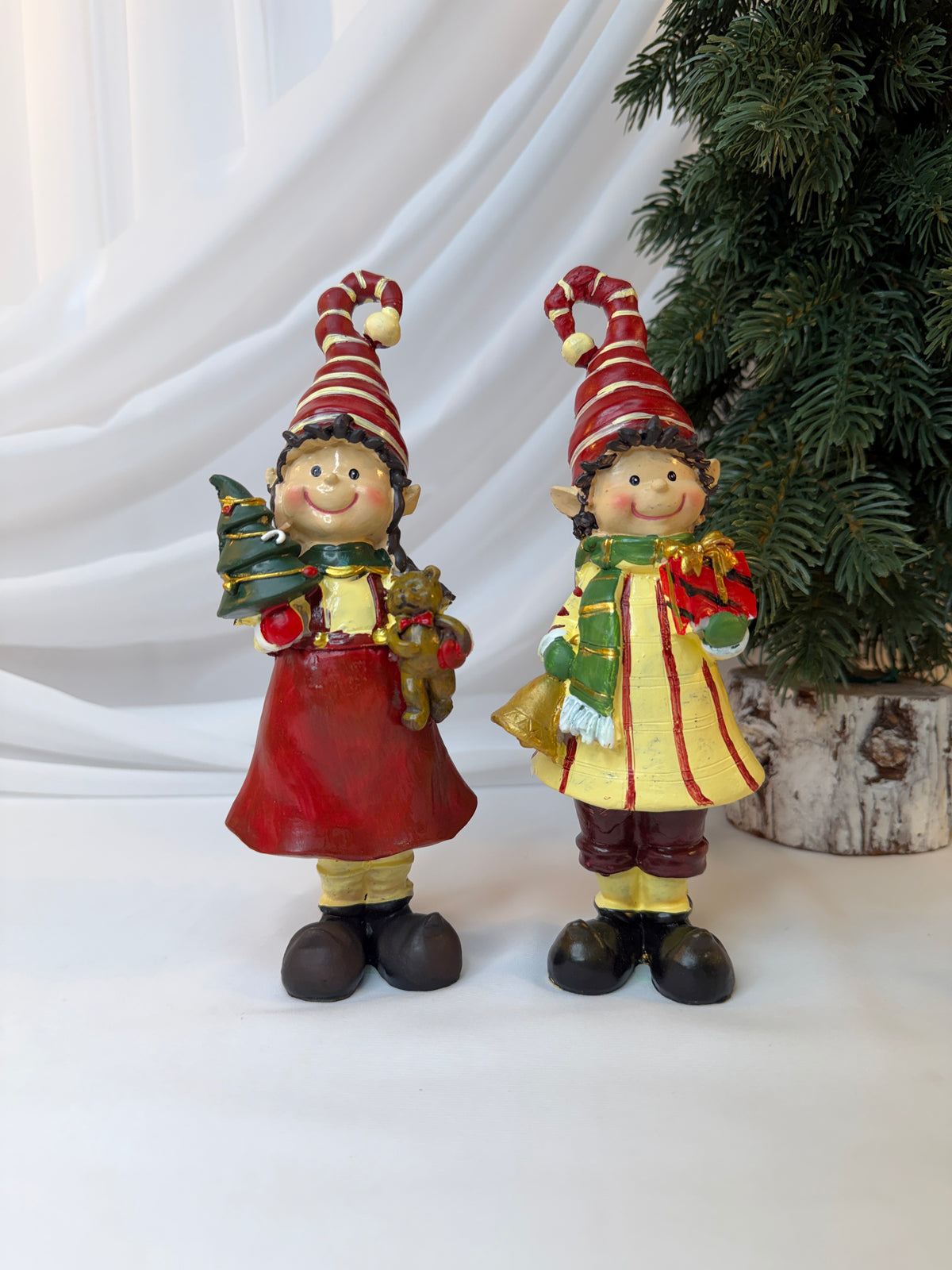 Copii Decorativi de Crăciun din Rășină, Spiriduși cu Cadouri, 21,5 cm – Set 2 Bucăți