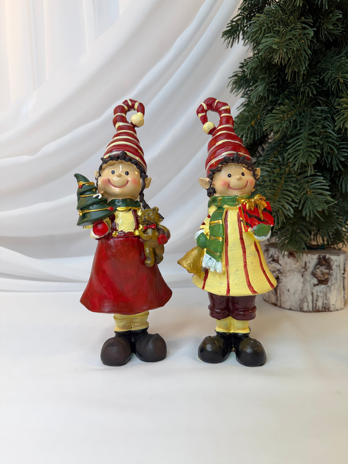 Copii Decorativi de Crăciun din Rășină, Spiriduși cu Cadouri, 21,5 cm – Set 2 Bucăți