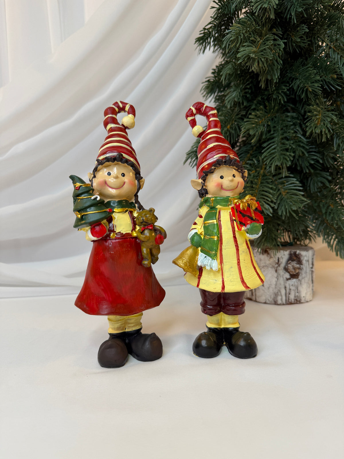 Copii Decorativi de Crăciun din Rășină, Spiriduși cu Cadouri, 21,5 cm – Set 2 Bucăți
