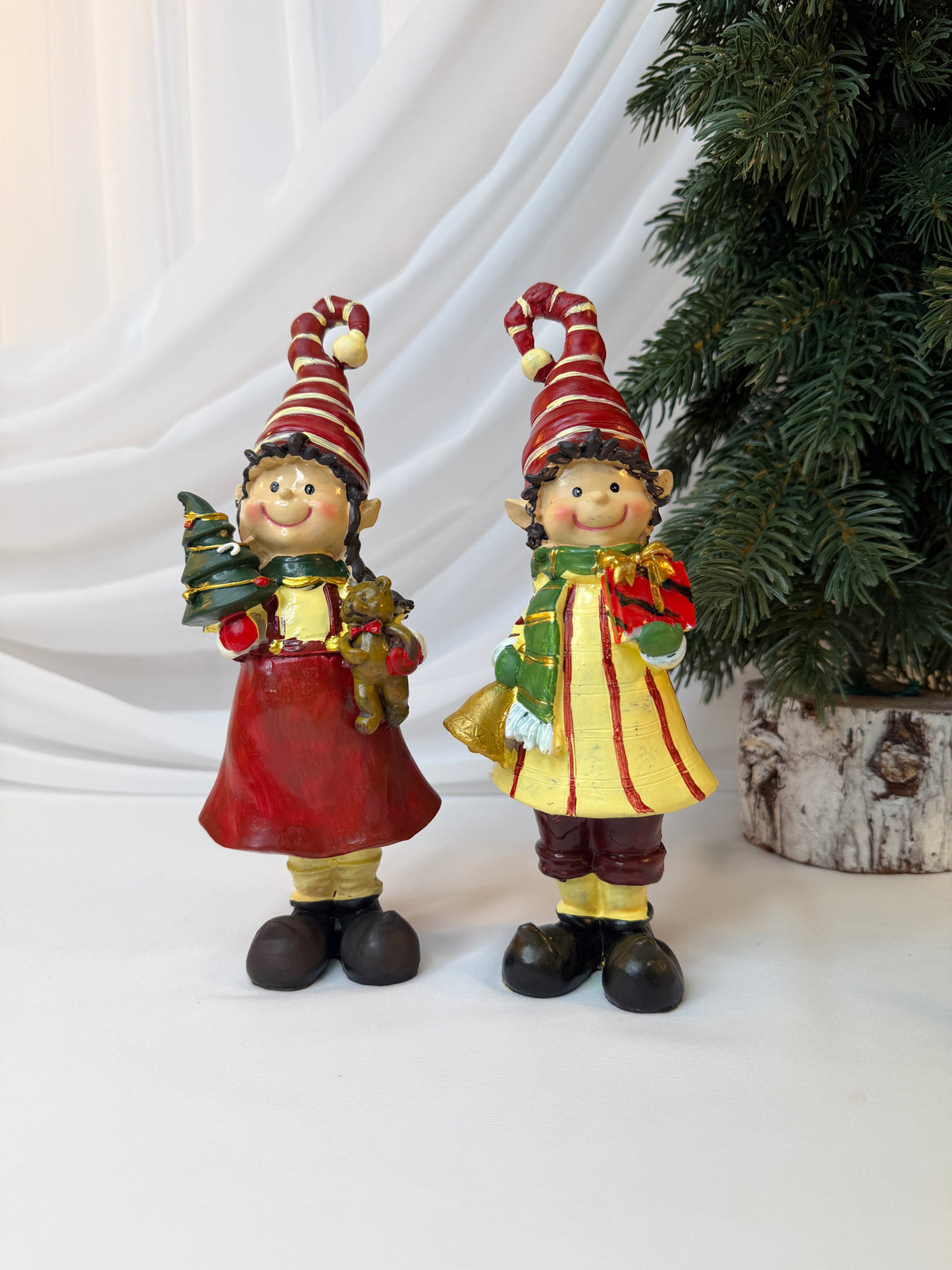 Copii Decorativi de Crăciun din Rășină, Spiriduși cu Cadouri, 21,5 cm – Set 2 Bucăți