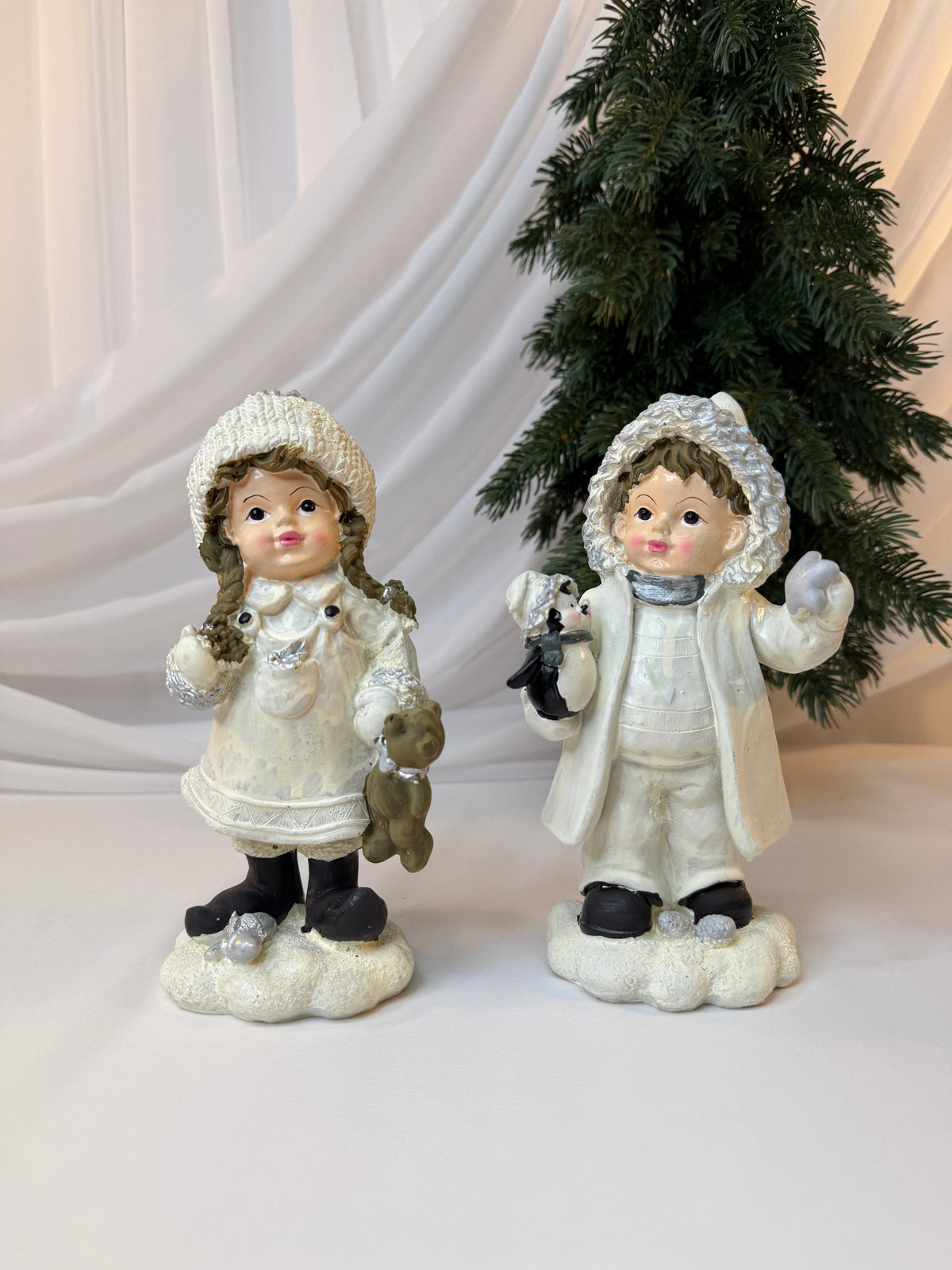 Copii Decorativi de Crăciun din Rășină, Alb-Crem cu Ursuleț, 20 cm – Set 2 Bucăți