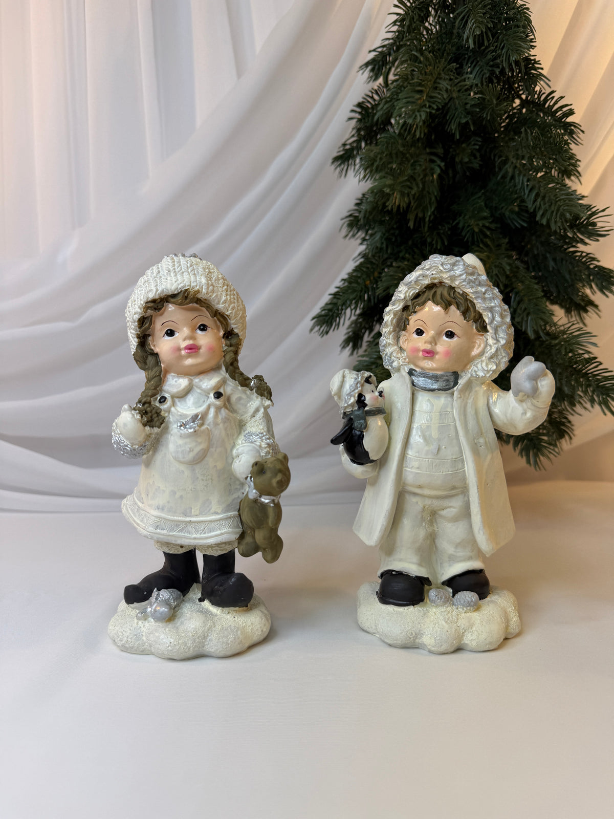 Copii Decorativi de Crăciun din Rășină, Alb-Crem cu Ursuleț, 20 cm – Set 2 Bucăți