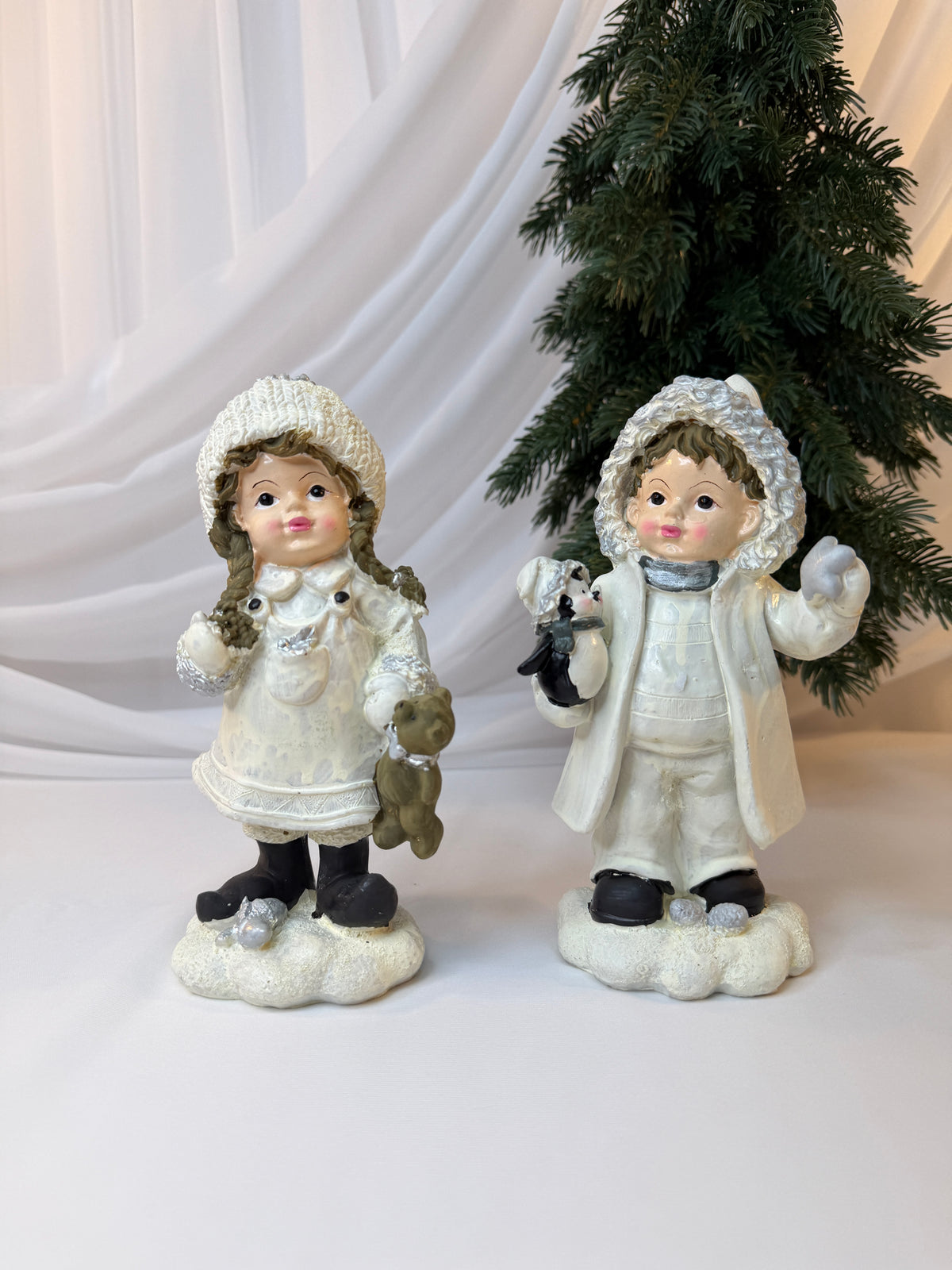 Copii Decorativi de Crăciun din Rășină, Alb-Crem cu Ursuleț, 20 cm – Set 2 Bucăți