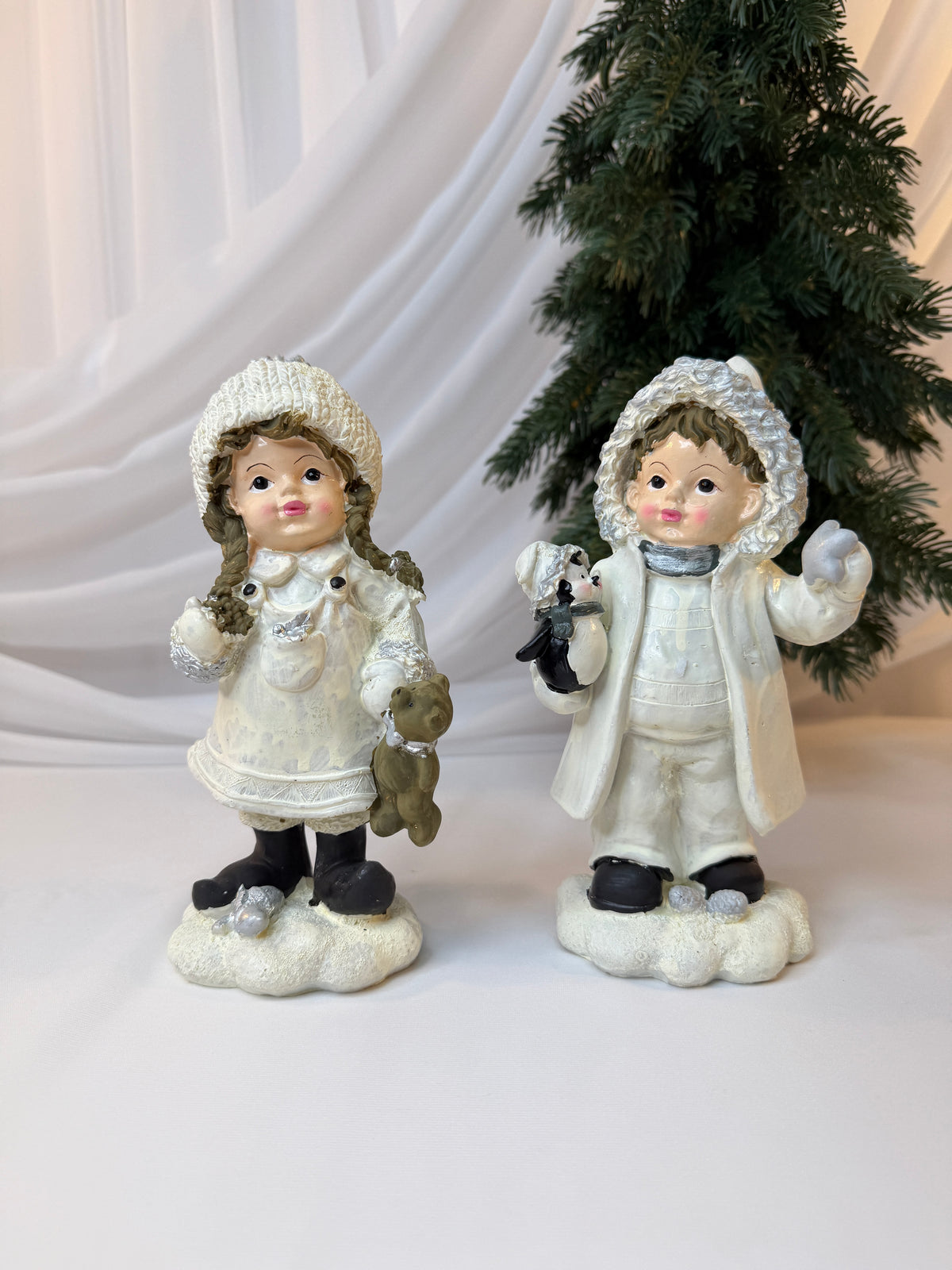 Copii Decorativi de Crăciun din Rășină, Alb-Crem cu Ursuleț, 20 cm – Set 2 Bucăți