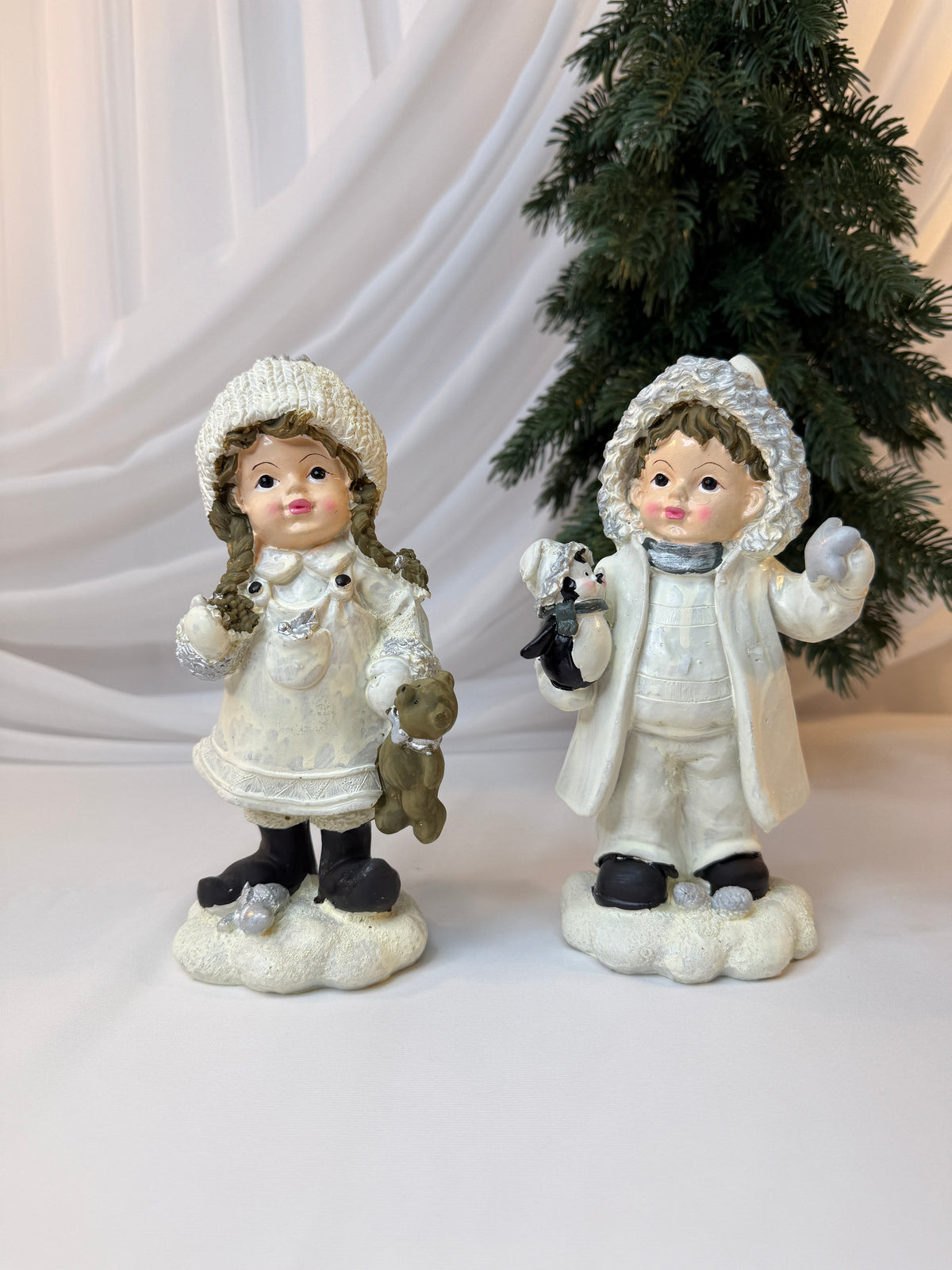 Copii Decorativi de Crăciun din Rășină, Alb-Crem cu Ursuleț, 20 cm – Set 2 Bucăți