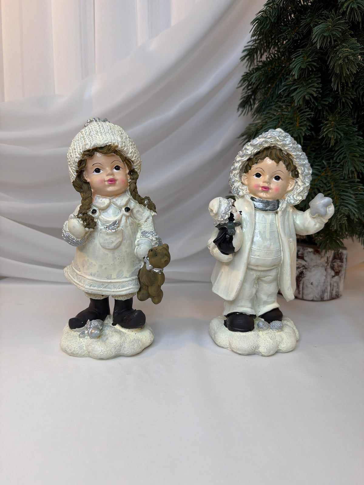 Copii Decorativi de Crăciun din Rășină, Alb-Crem cu Ursuleț, 20 cm – Set 2 Bucăți