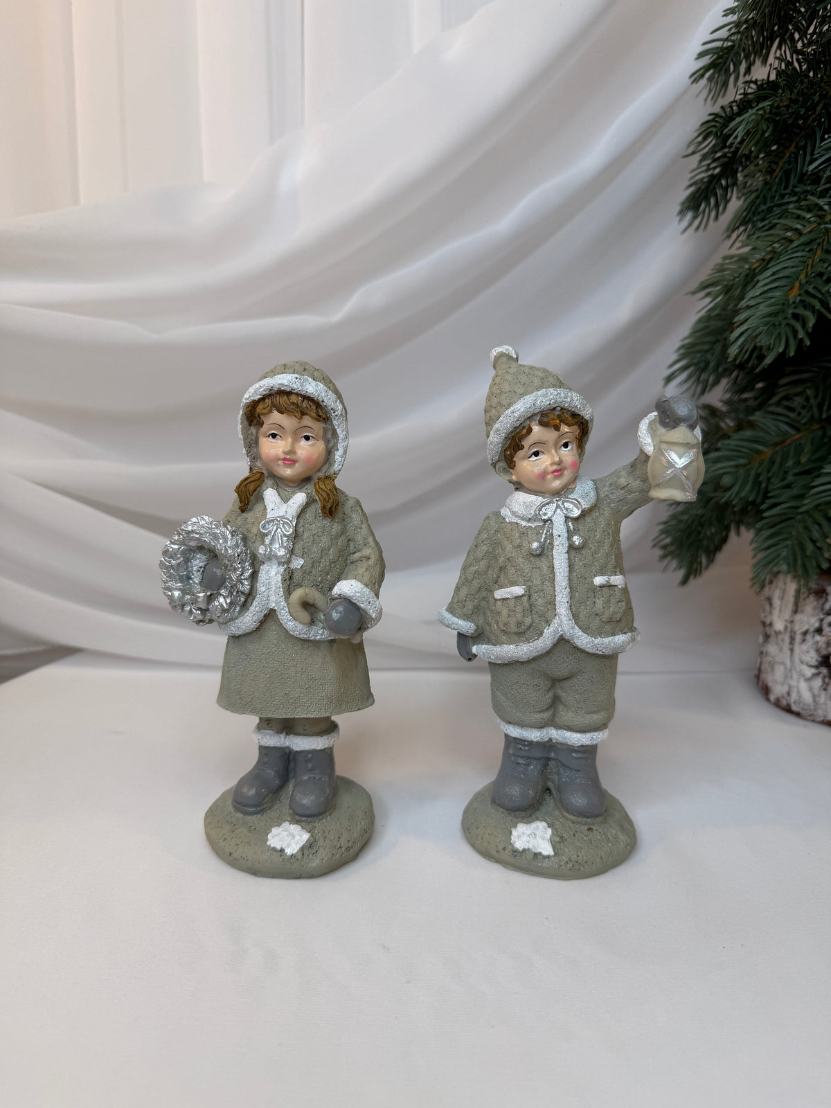 Copii Decorativi de Crăciun din Rășină, Alb-Gri cu Accente Argintii, 18 cm – Set 2 Bucăți