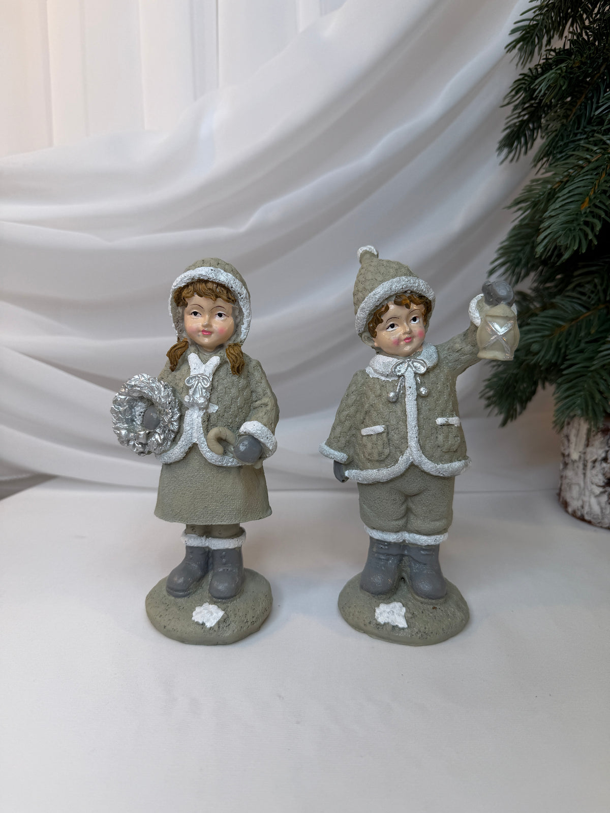 Copii Decorativi de Crăciun din Rășină, Alb-Gri cu Accente Argintii, 18 cm – Set 2 Bucăți