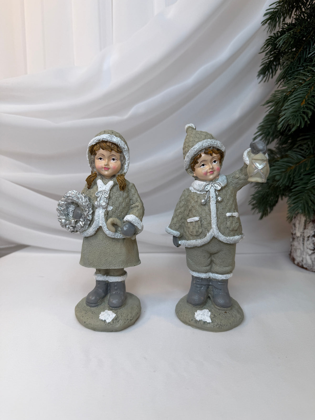 Copii Decorativi de Crăciun din Rășină, Alb-Gri cu Accente Argintii, 18 cm – Set 2 Bucăți