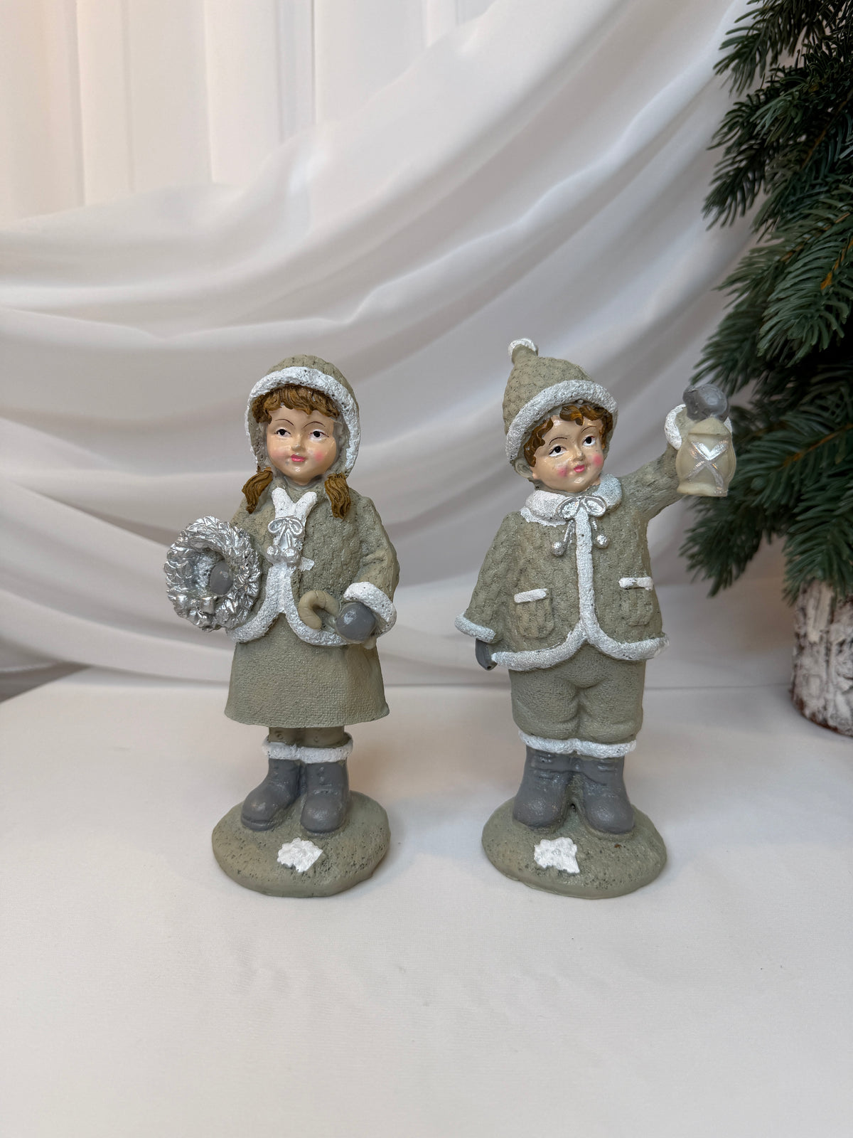 Copii Decorativi de Crăciun din Rășină, Alb-Gri cu Accente Argintii, 18 cm – Set 2 Bucăți