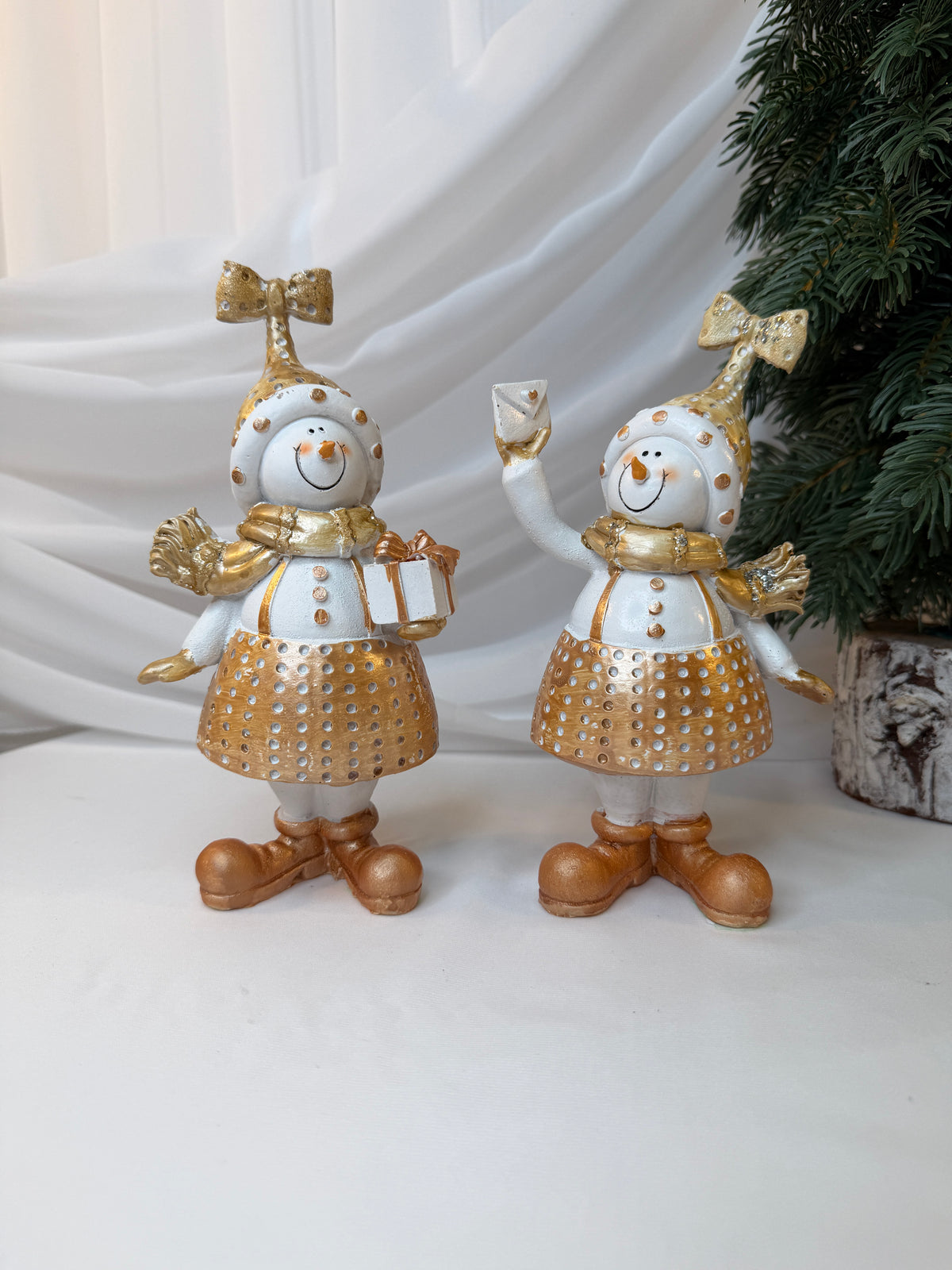 Copii Decorativi De Craciun Oameni de Zăpadă cu Fes Auriu, din Rășină – Set 2