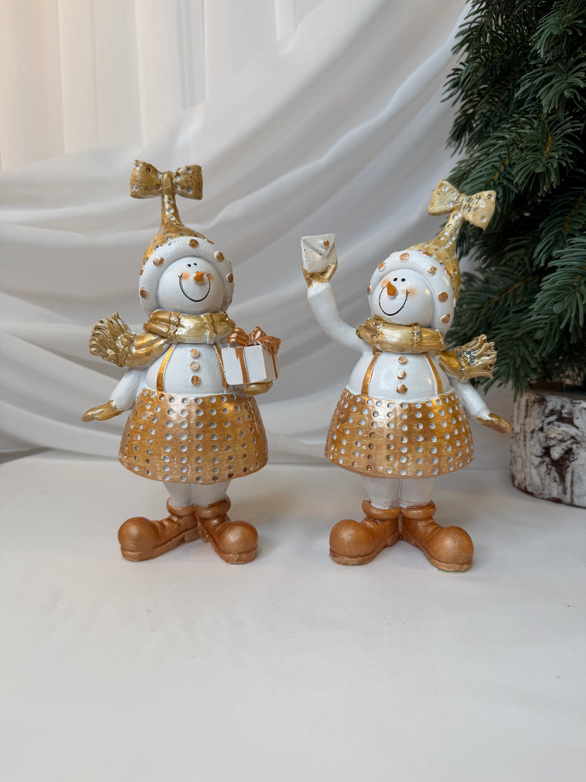 Copii Decorativi De Craciun Oameni de Zăpadă cu Fes Auriu, din Rășină – Set 2