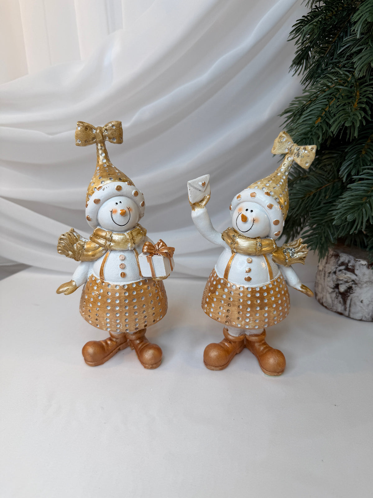 Copii Decorativi De Craciun Oameni de Zăpadă cu Fes Auriu, din Rășină – Set 2