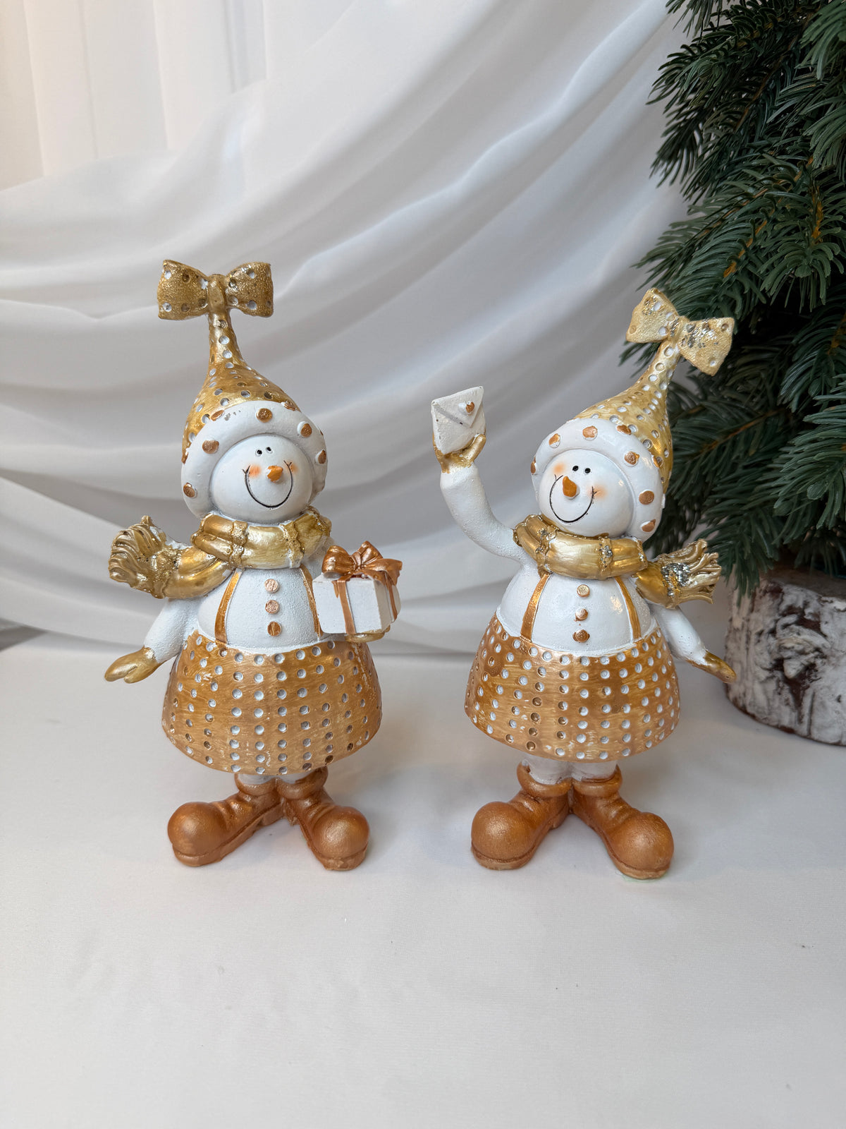 Copii Decorativi De Craciun Oameni de Zăpadă cu Fes Auriu, din Rășină – Set 2
